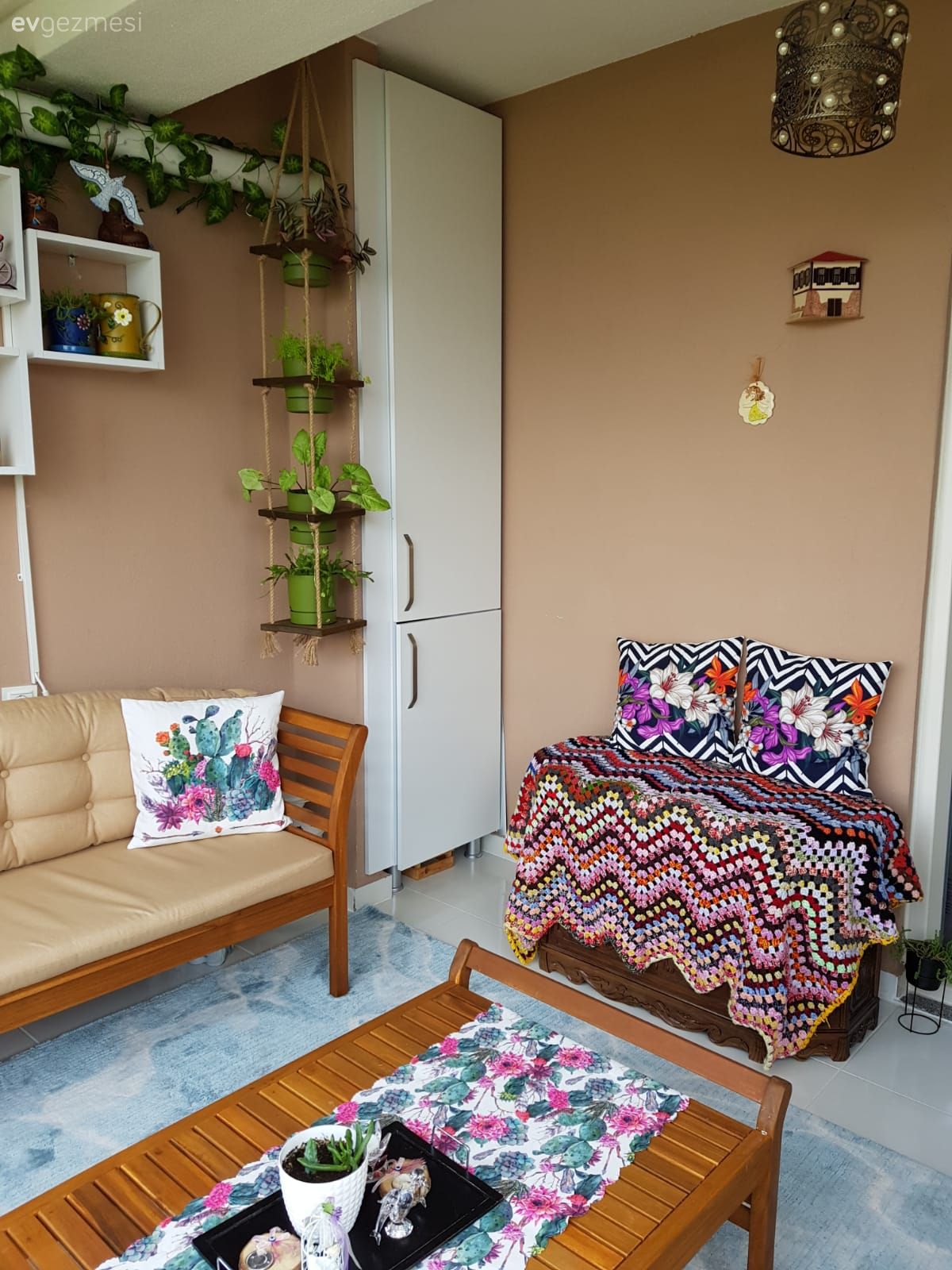 Kahverengi, Ahşap Mobilya, Mavi, Balkon oturma grubu, Balkon, Kırlent, Ev tekstili, Ev bitkisi, Balkon duvar dekorasyonu