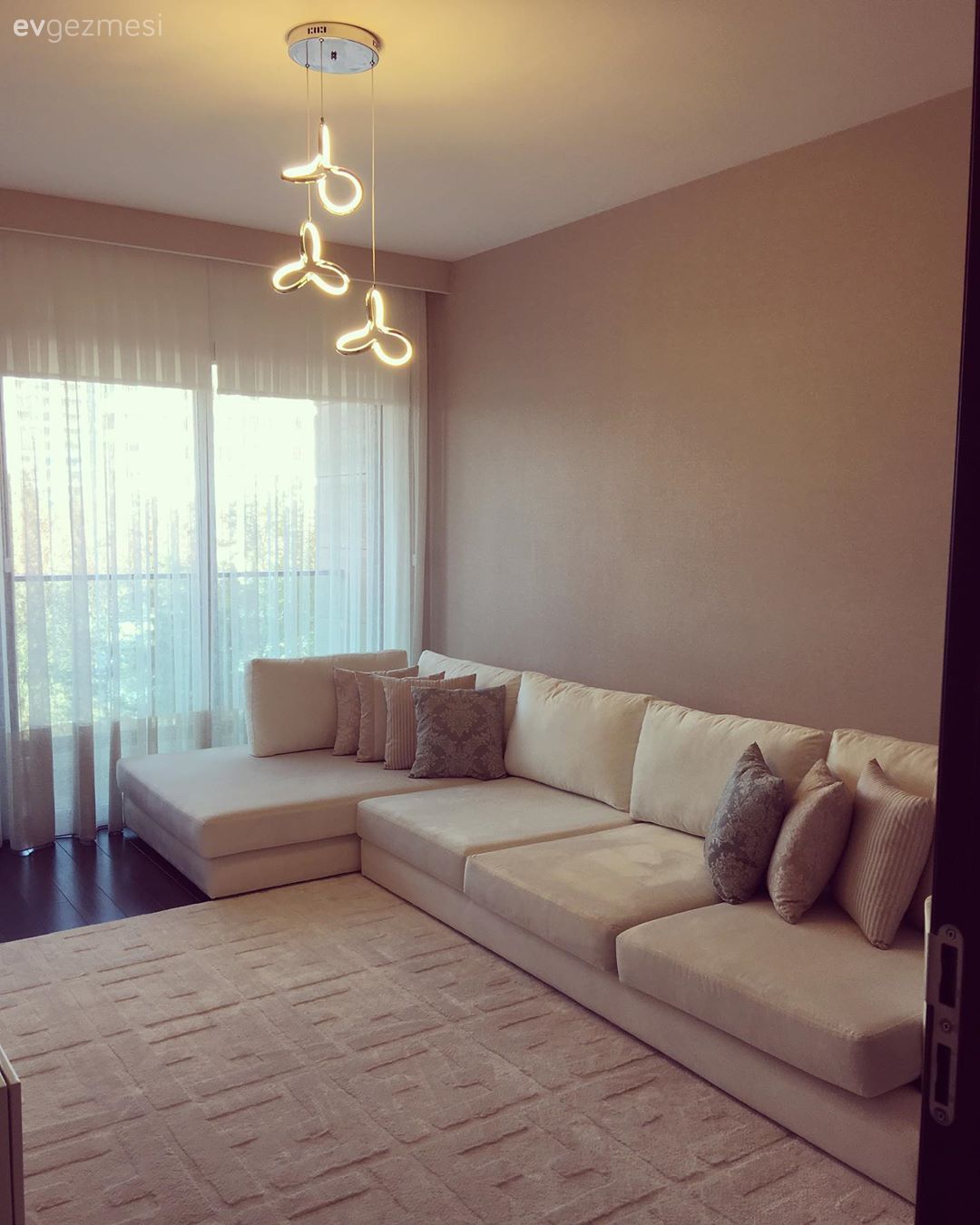 Oturma Odası, Krem, Modern, Oturma odası avizesi, Avize, Aydınlatma, Tül perde, Perde, Köşe koltuk, Koltuk takımı, Halı, Pudra pembe