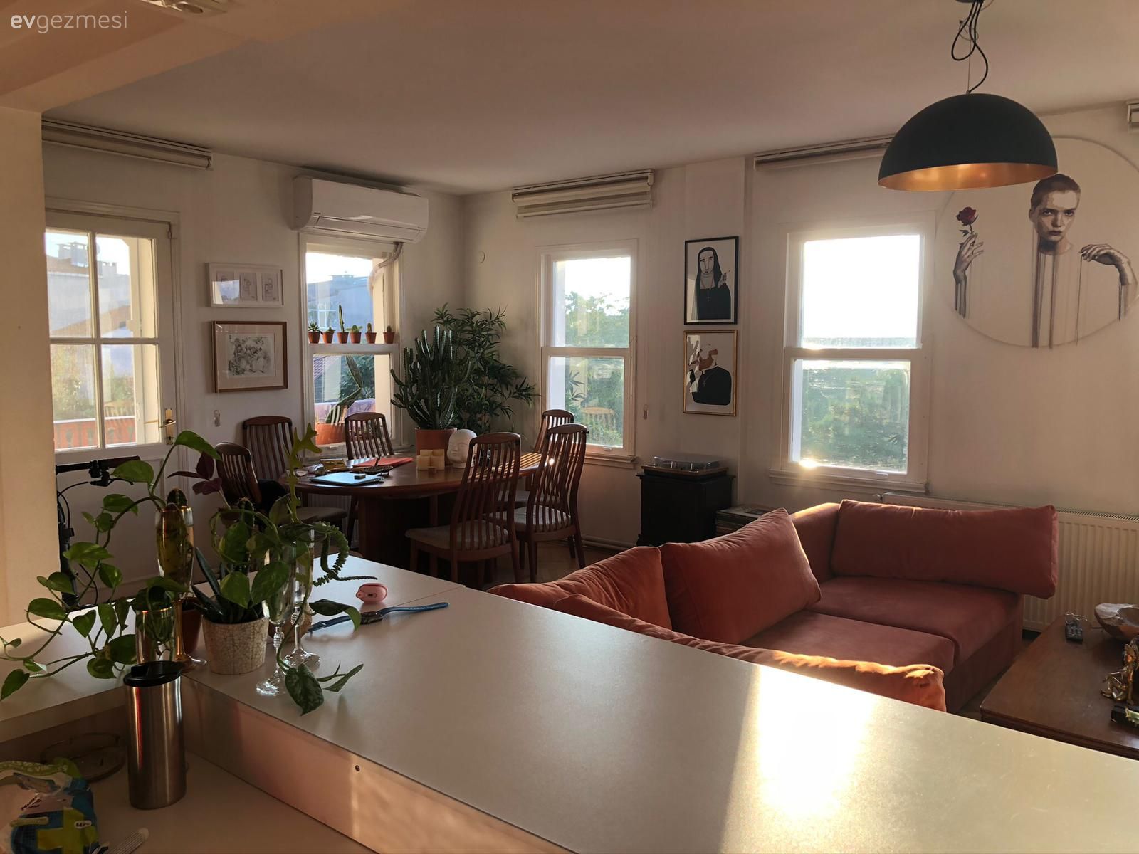 Salon, Bohem Dekorasyon, Turuncu, Yeşil, Antrasit  , Köşe koltuk, Koltuk takımı, Tv ünitesi, Avize, Aydınlatma, Orta sehpa, Sehpa, Ev bitkisi, Parke, Sandalye, Çerçeve, Tablo, Duvar dekorasyonu, Saksı, Dekoratif Objeler