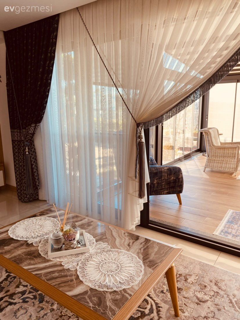 Beyaz, Siyah, Kruvaze perde, Perde, Fon perde, Orta sehpa, Sehpa, Halı, Salon halısı