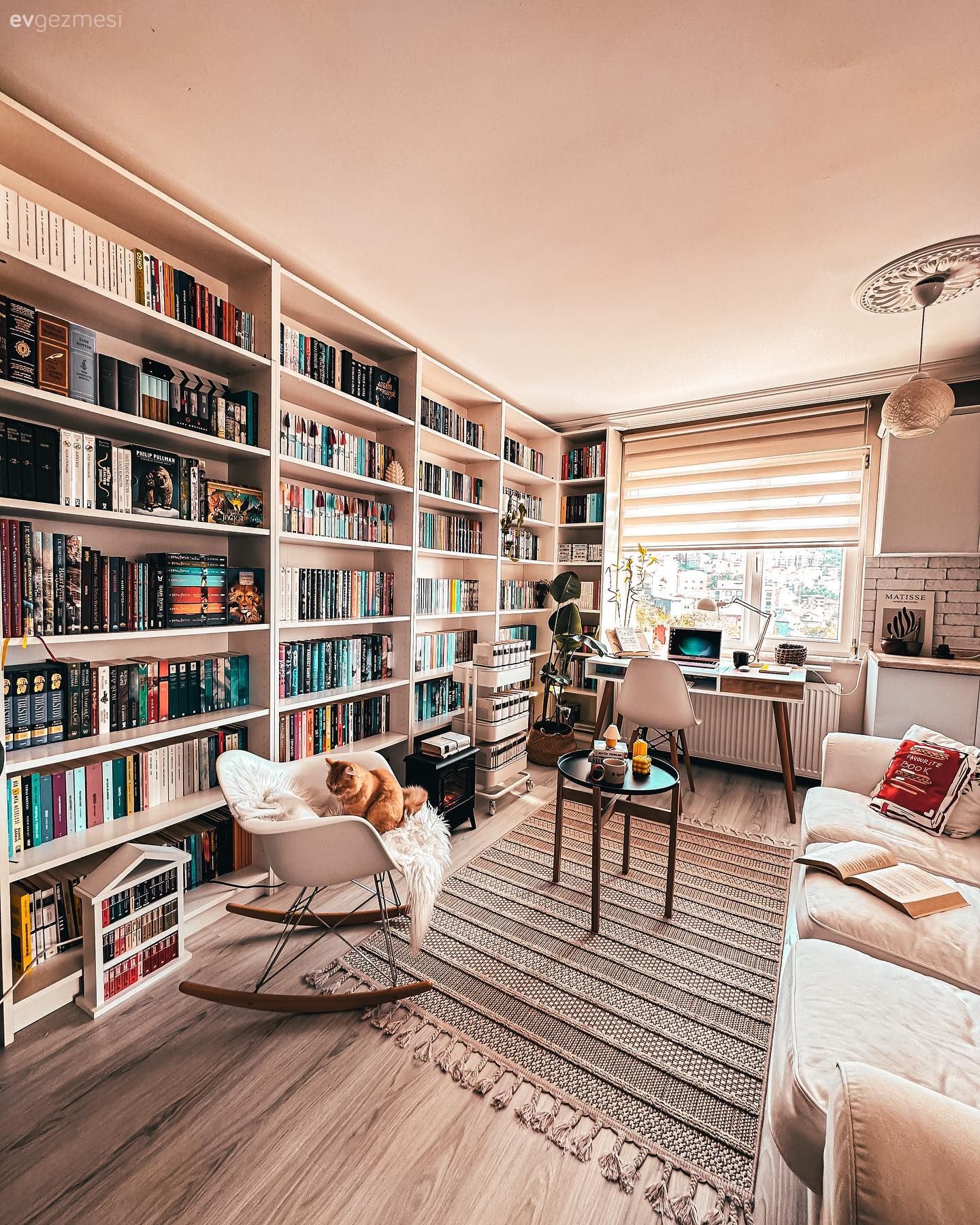 Bir Duvarı Kaplayan Kitaplar Ortamın Ruhunu Ele Geçirmiş!