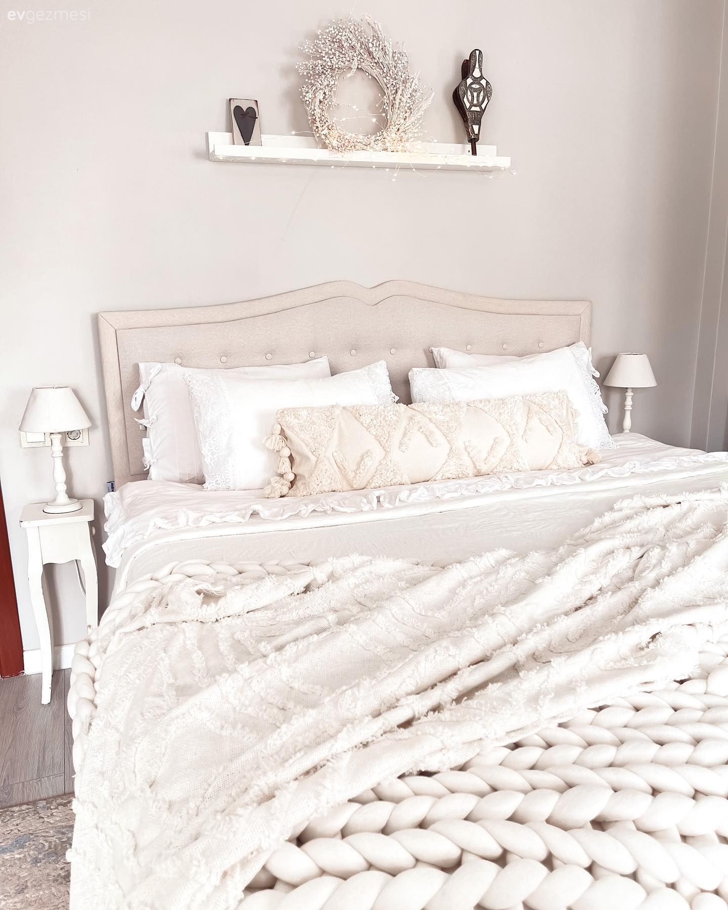 Yatak Odası, Beyaz, Krem, İskandinav, Yatak başlığı, Duvar rafı, Duvar dekorasyonu, Yatak örtüsü
