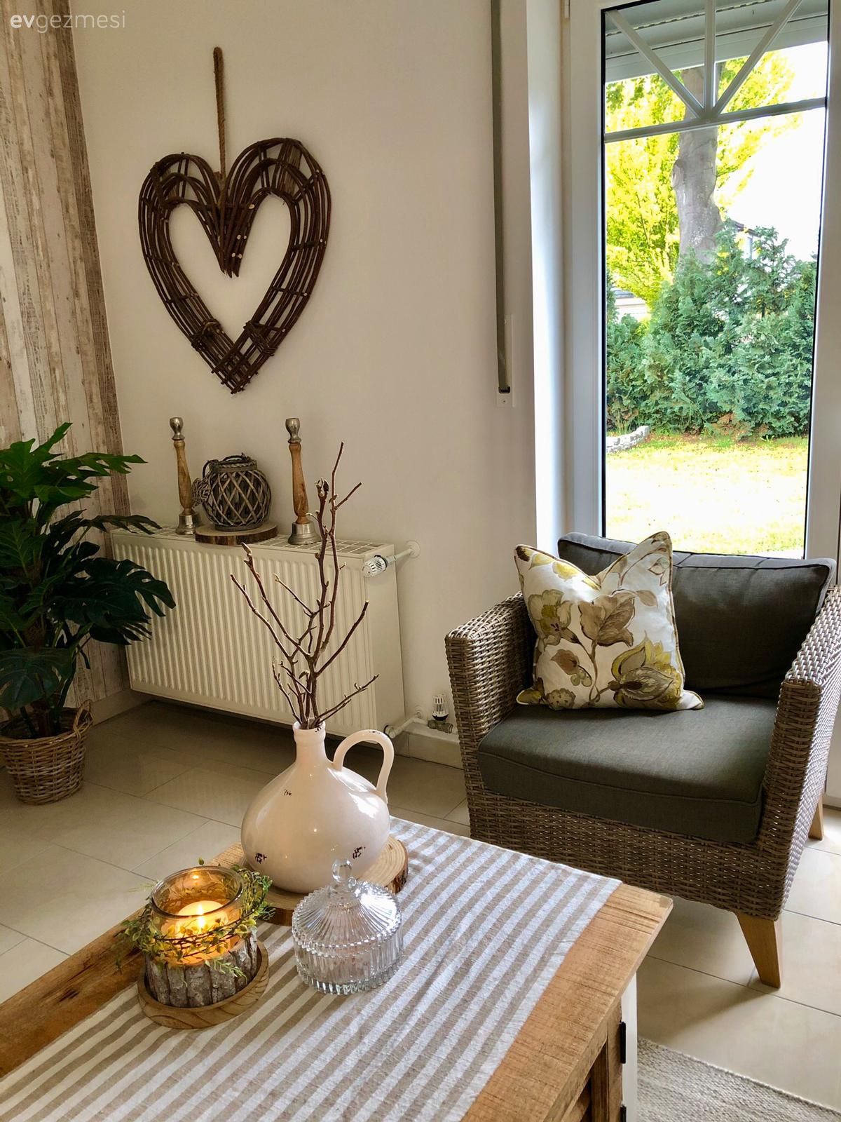 Salon, Berjer, Hasır, Saksı, Ev bitkisi, Orta sehpa, Sehpa, Sehpa üstü aksesuarı, Ev Aksesuar, Vazo, Desenler