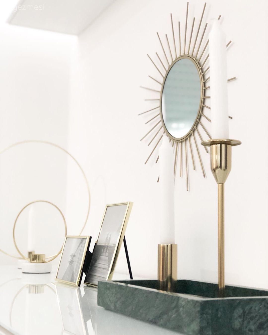 Tv ünitesi, Tv ünitesi aksesuarları, Ev Aksesuar, Beyaz, Altın, Vazo, Dekoratif Objeler, Ayna, Şamdan, Mumluk, Mum, Çerçeve