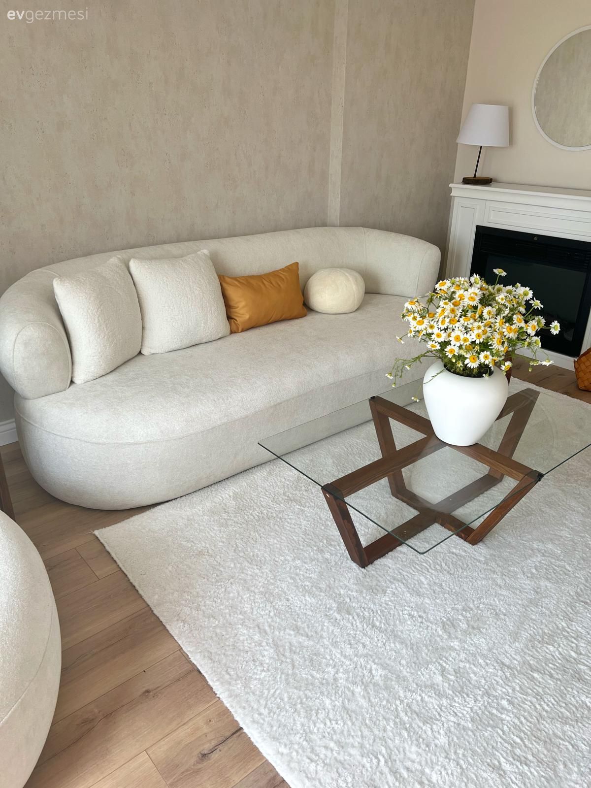 Salon, İskandinav, Modern, Beyaz, Koltuk takımı, Berjer, Orta sehpa, Sehpa, Cam orta sehpa, Beyaz halı, Kırlent, Ev tekstili, Hardal, Parke, Ev bitkisi, Vazo, Ev Aksesuar, Şömine, Dekoratif Objeler