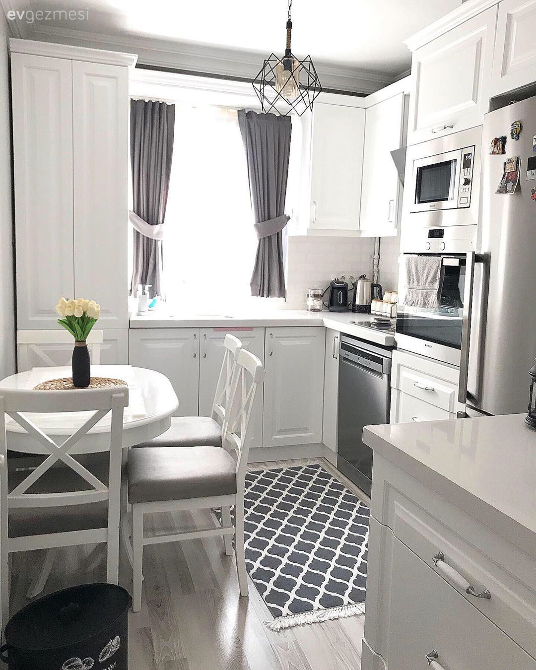 Mutfak, G-tipi mutfak, Beyaz, Gri, Mutfak perdesi, Shaker kapaklı dolaplar, Cam Ankastre, Ankastre, Mutfak Avize Modelleri, Geometrik desen, Desenler, Mutfak halısı, Mutfak masası, Sandalye
