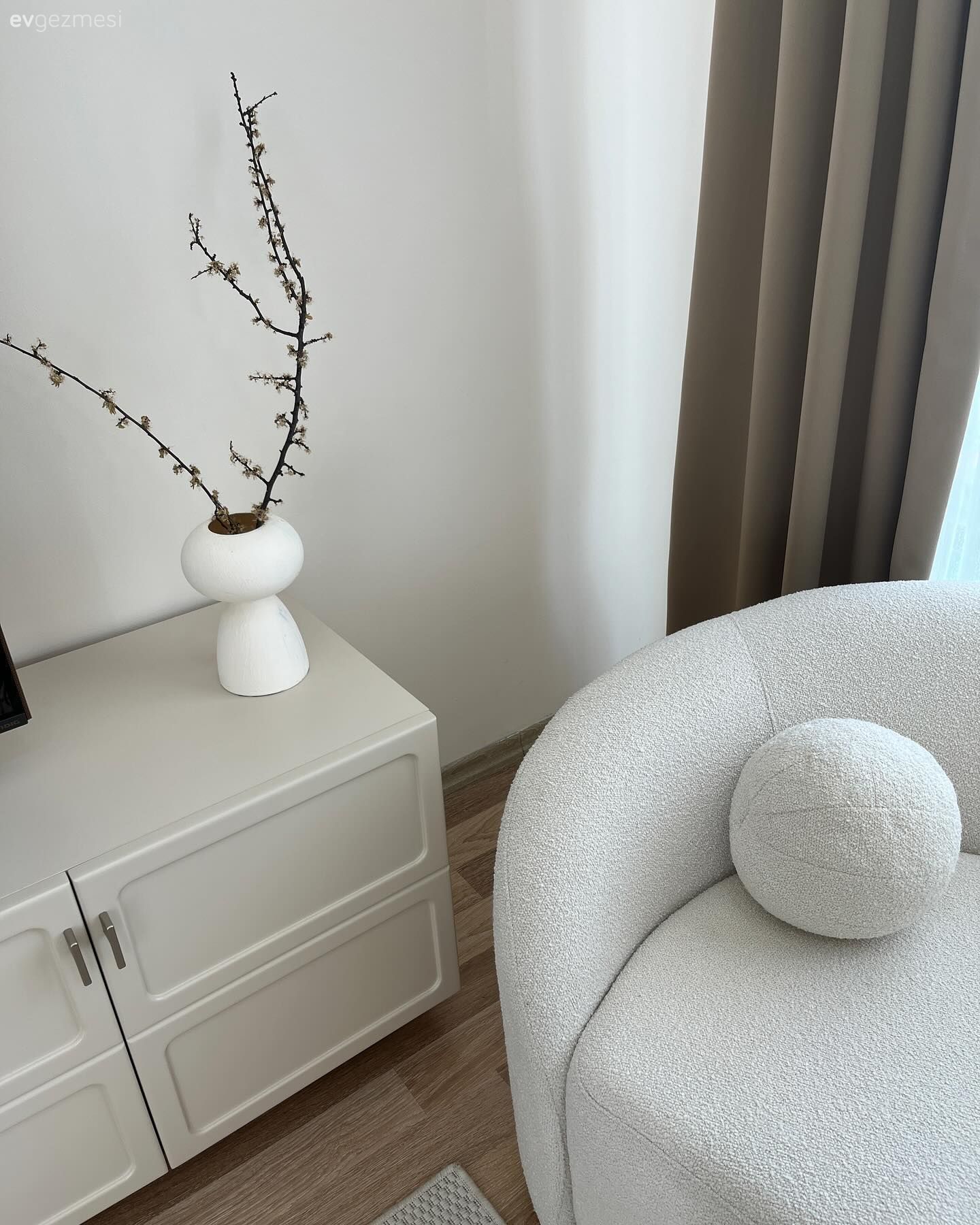 Beyaz, Tv ünitesi, Kırlent, Ev tekstili, Fon perde, Perde