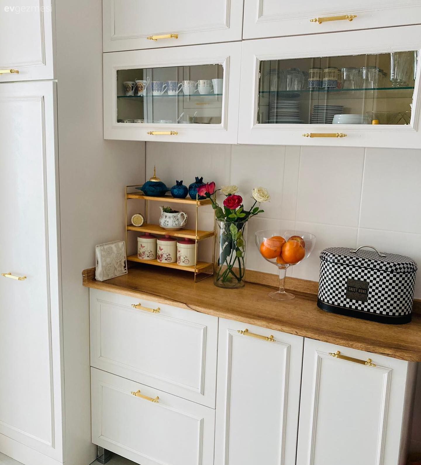 Kahve köşesi, Beyaz, Altın, Ahşap mutfak tezgahı, Mutfak tezgahı, Shaker kapaklı dolaplar, Mutfak