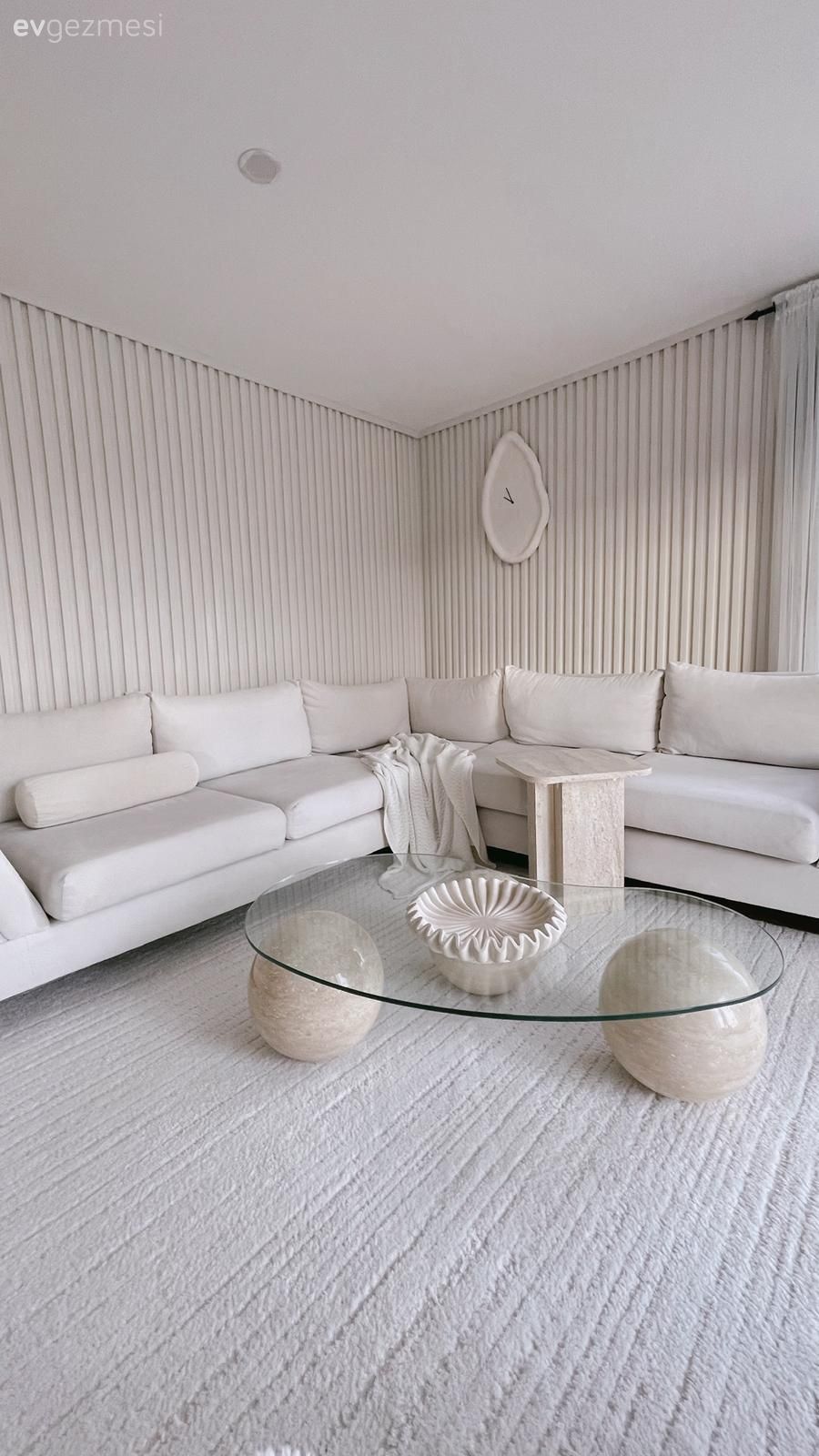 Salon, İskandinav, Beyaz, Bej, Köşe koltuk, Koltuk takımı, Cam orta sehpa, Orta sehpa, Halı, Salon halısı, Yan sehpa, Sehpa, Lambri