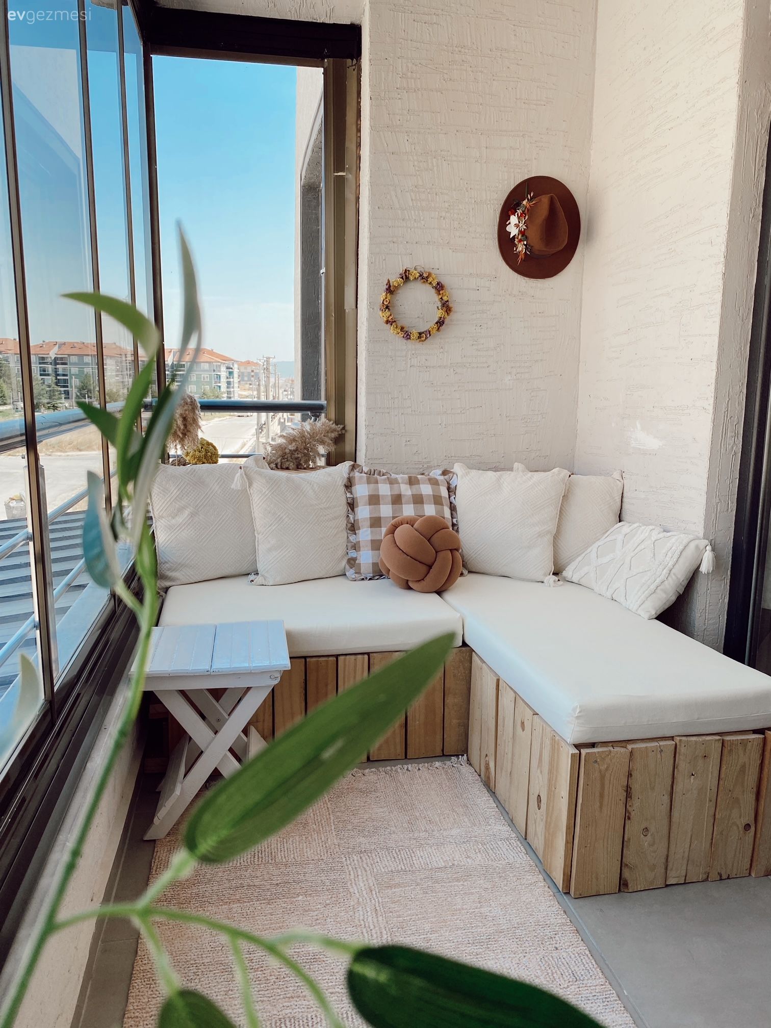 Paletlerden Yapılan Bu Sedir Değme Ustalara Taş Çıkartır Türden!