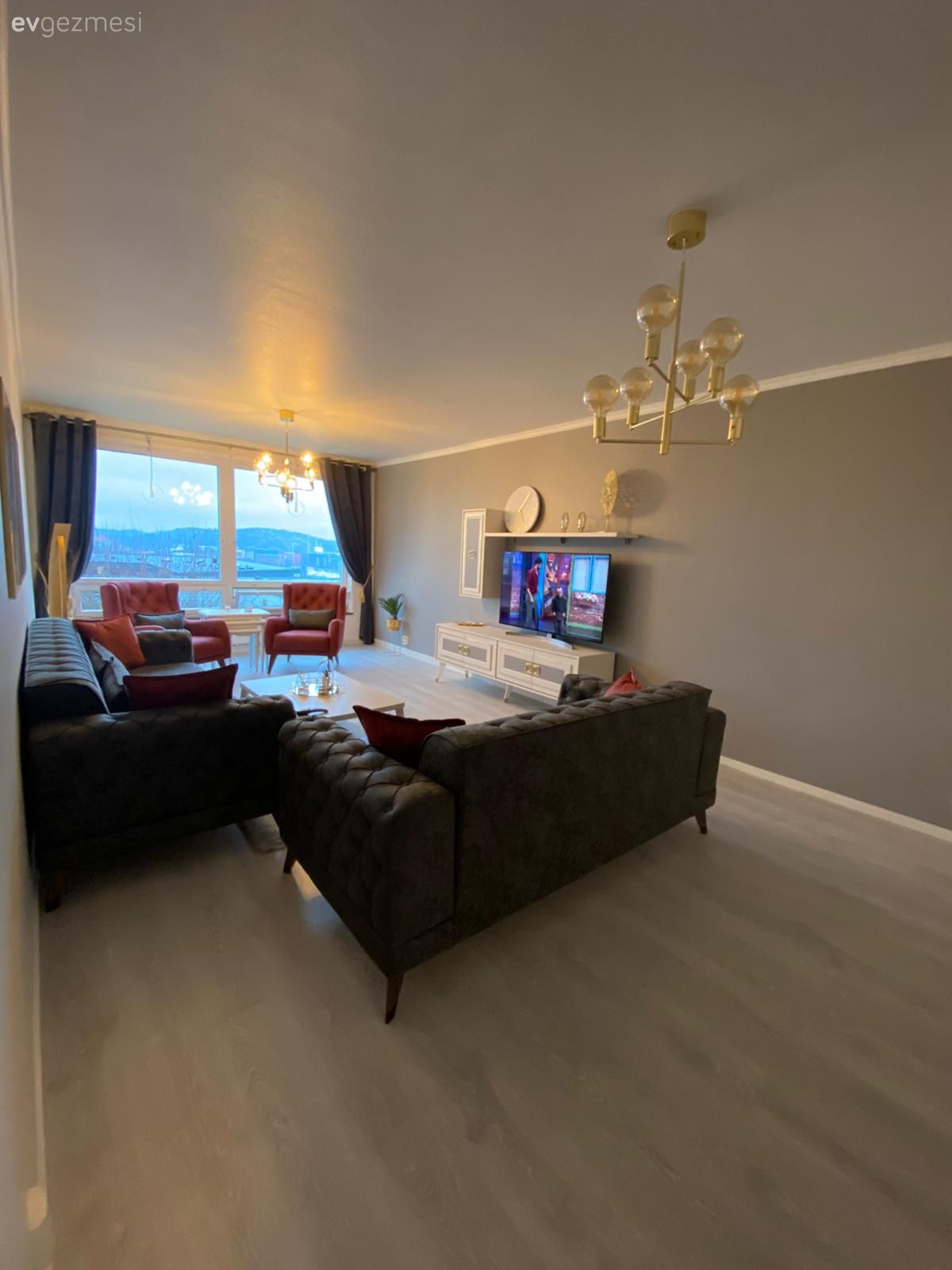 Salon, Modern, Füme, Gri, Koltuk takımı, Berjer, Tv ünitesi, Tv ünitesi aksesuarları, Ev Aksesuar, Avize, Aydınlatma, Salon avizesi, Parke, Fon perde, Perde, Kırmızı, Altın