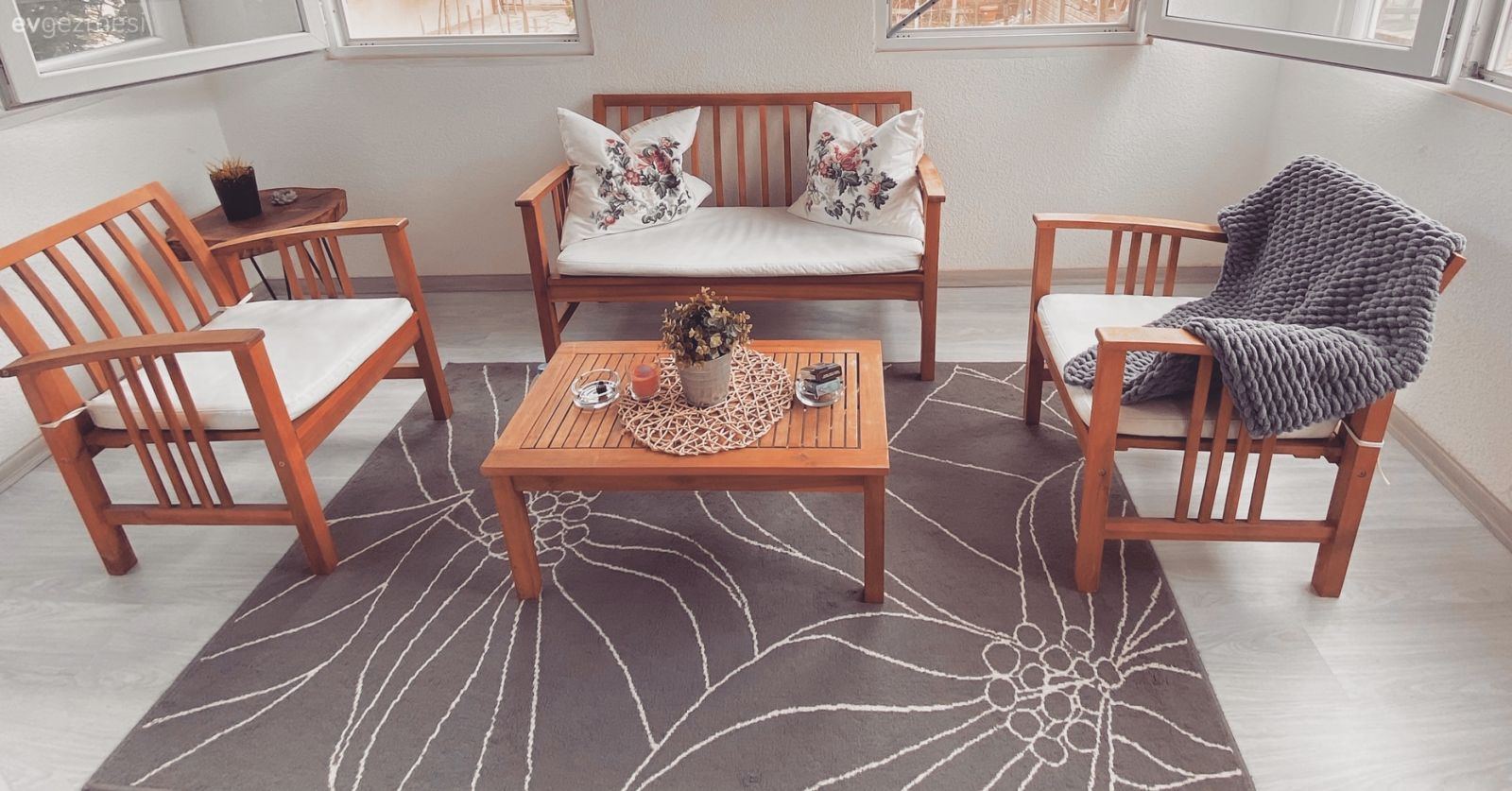 Balkon, Beyaz, Ahşap Mobilya, Kahverengi, Balkon oturma grubu, Balkon masası, Kırlent, Ev tekstili