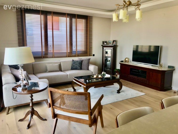 Salon, Modern rustik, Bej, Ahşap Mobilya, Beyaz, Jaluzi, Köşe koltuk, Koltuk takımı, Gri, Lambader, Aydınlatma, Orta sehpa, Sehpa, Halı, Parke, Berjer, Avize