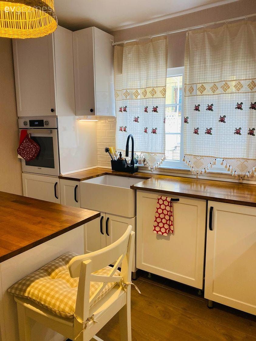 Mutfak, Beyaz ve ahşap mutfak, Beyaz, Country, Country mutfak, Ahşap mutfak tezgahı, Mutfak tezgahı, Mutfak perdesi, Ada mutfak, Sandalye, Hasır avize, Mutfak aksesuarları