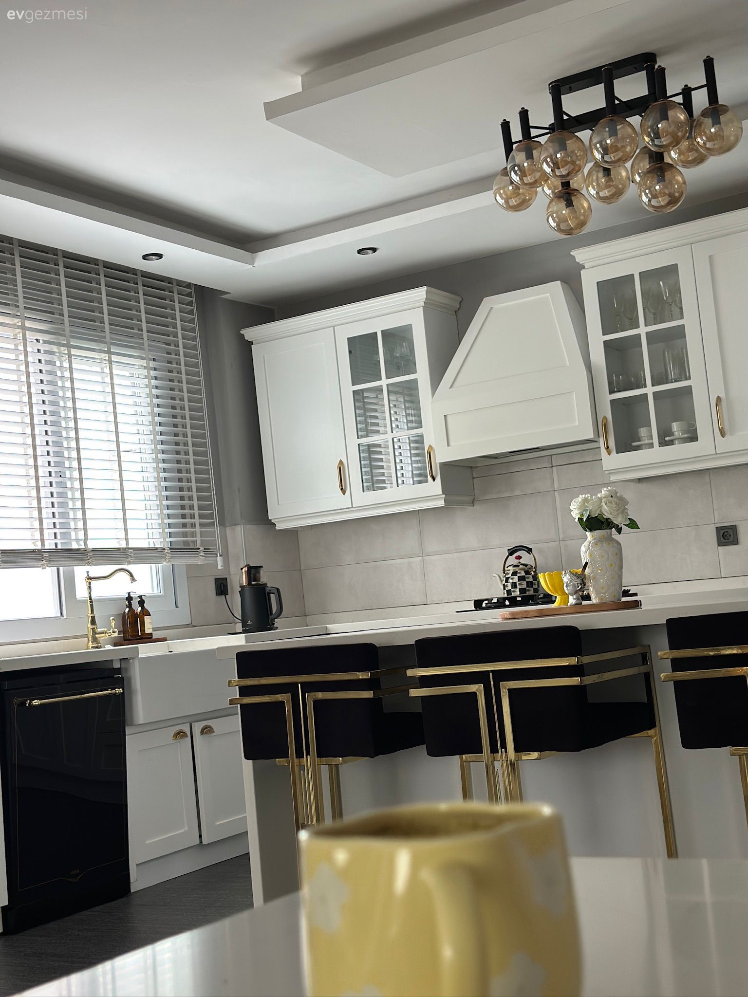Mutfak, Modern, Modern mutfak, Art deko, Beyaz, Siyah, Altın, Ada mutfak, Shaker kapaklı dolaplar, Mutfak tezgahı, Mutfak tezgah arası, Tezgah arası seramik, Cam kapaklı dolap, Mutfak Avize Modelleri, Dekoratif Objeler, Mutfak sandalyesi, Pencere önü eviye, Eviye , Mutfak perdesi, Jaluzi, Davlumbaz