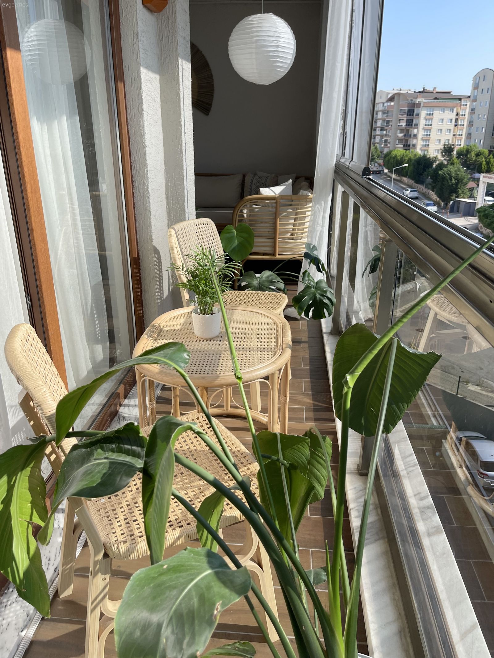 Balkon, Hasır, Balkon oturma grubu, Ev bitkisi, Beyaz, Balkon perdesi, Dekoratif Objeler