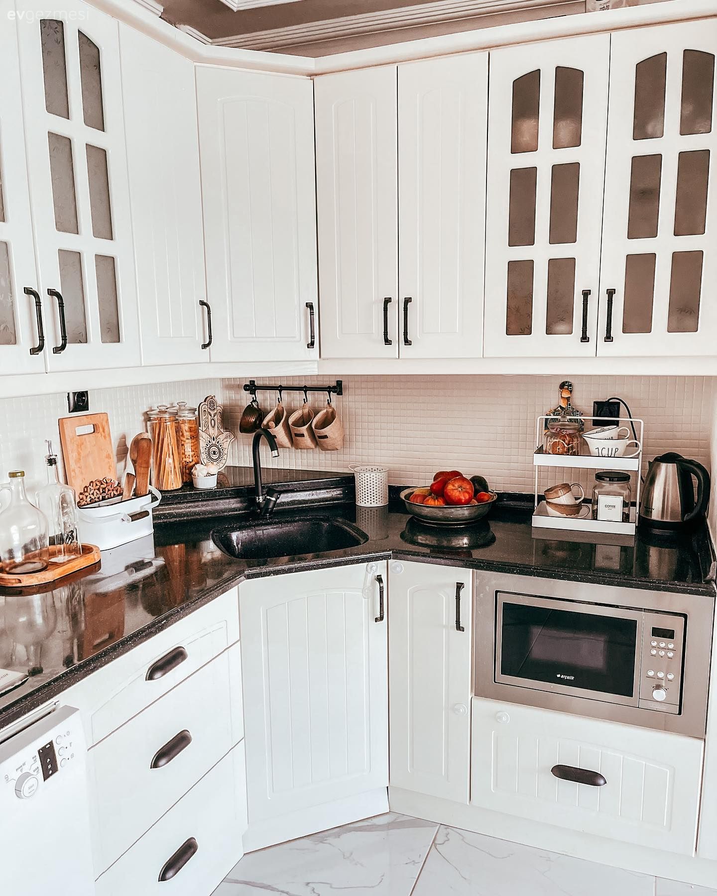 Mutfak, Beyaz, Siyah, Mutfak tezgahı, Mutfak tezgah arası, Tezgah arası seramik, Mutfak aksesuarları