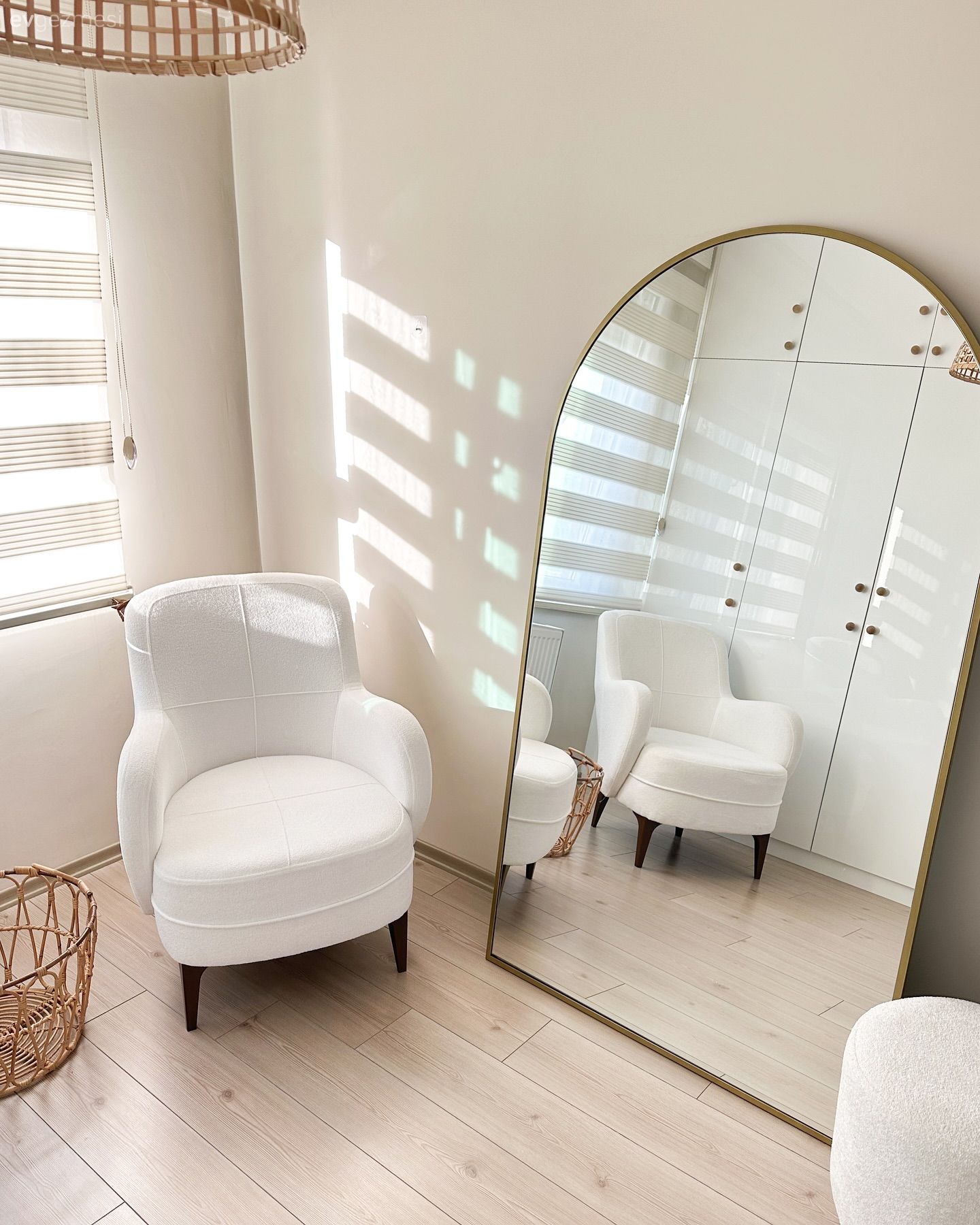 Giyinme odası, Beyaz, Krem, Stor perde, Hasır avize, Ev bitkisi, Boy aynası, Ayna