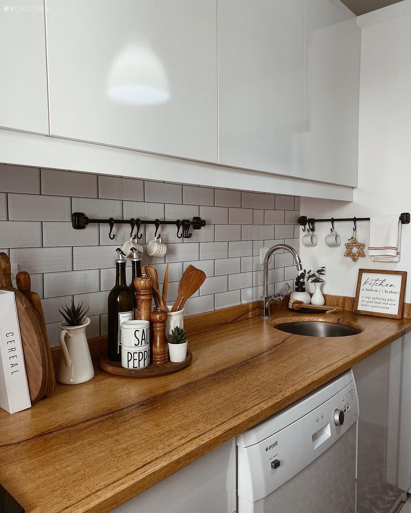 Mutfak, Beyaz ve ahşap mutfak, Mutfak tezgahı, Ahşap mutfak tezgahı, Metro seramik, Seramik