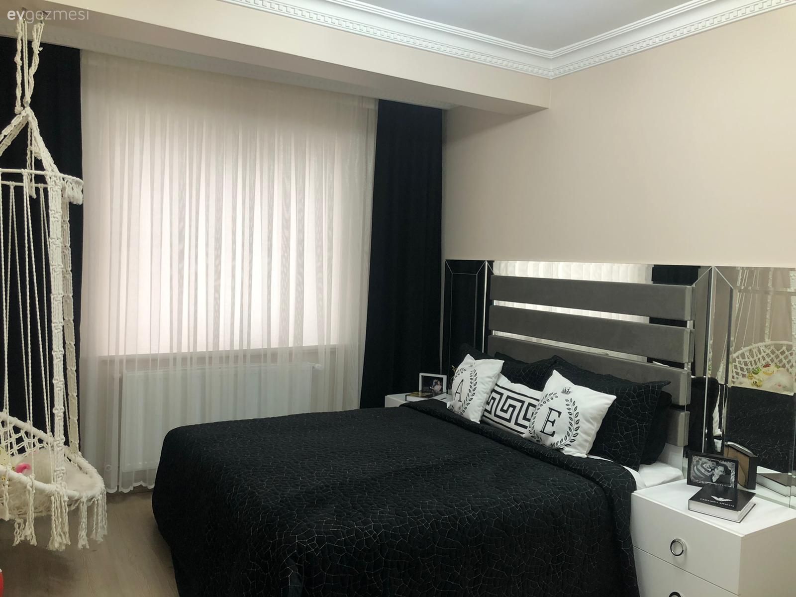 Yatak Odası, Beyaz, Siyah, Aynalı mobilya, Fon perde, Perde, Tül perde, Yatak başlığı, Yatak örtüsü, Komodin, Tavana monte salıncak, Salıncak