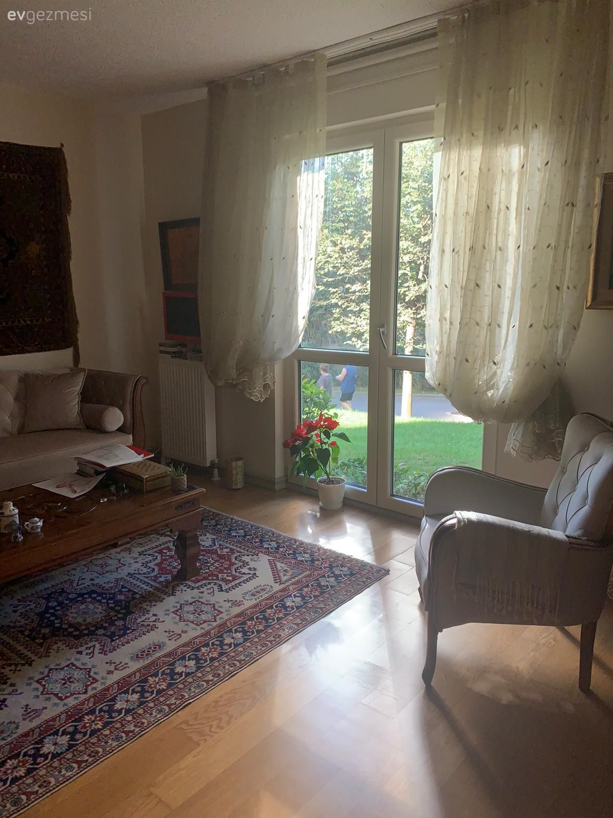 Salon, Rustik, Eklektik, Kahverengi, Bej, Mavi, Koltuk takımı, Orta sehpa, Sehpa, Halı, Salon halısı, Yan sehpa, Duvar dekorasyonu, Kırlent, Ev tekstili, Vizon, Kilim, Desenler, Sehpa üstü aksesuarı, Ev Aksesuar, Avize, Aydınlatma, Salon avizesi, Tablo, Vitrin, Parke, Berjer, Tül perde, Perde