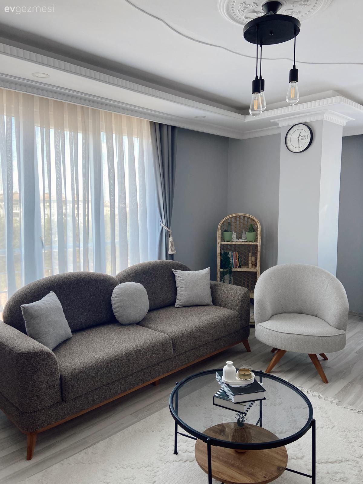 Salon, İskandinav, Modern, Beyaz, Gri, Bej, Koltuk takımı, Fon perde, Perde, Tül perde, Berjer, Kırlent, Ev tekstili, Orta sehpa, Sehpa, Halı, Salon halısı, Avize, Aydınlatma