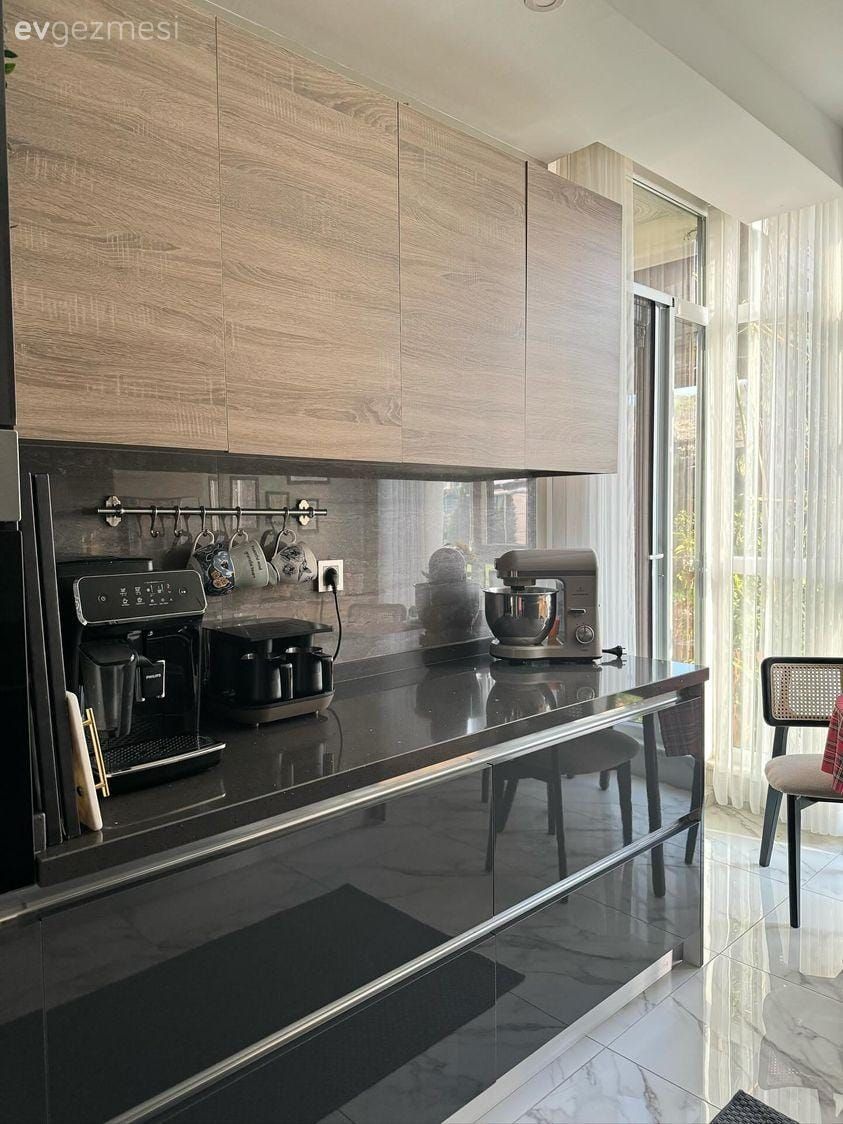 Modern mutfak, Mutfak, Siyah, Mutfak tezgahı, Mutfak tezgah arası, Kulpsuz mutfak dolabı, Tül perde, Perde