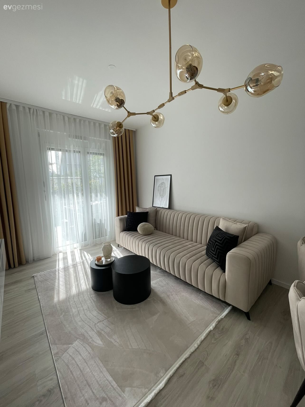 Salon, Modern, Hardal, Beyaz, Fon perde, Perde, Koltuk takımı, Siyah, Orta sehpa, Sehpa, Halı, Salon halısı, Kırlent, Ev tekstili, Avize, Aydınlatma, Salon avizesi, Parke