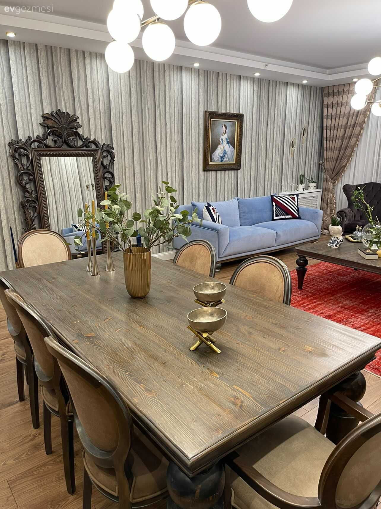 Salon, Eklektik, Ahşap Mobilya, Masif ahşap, Sandalye, Yemek masası, Boy aynası, Ayna, Duvar kağıdı, Duvar dekorasyonu, Koltuk takımı, Mavi, Kırmızı, Halı, Avize, Aydınlatma, Salon avizesi, Tablo, Orta sehpa, Sehpa, Kahverengi, Vazo, Ev Aksesuar, Dekoratif Objeler