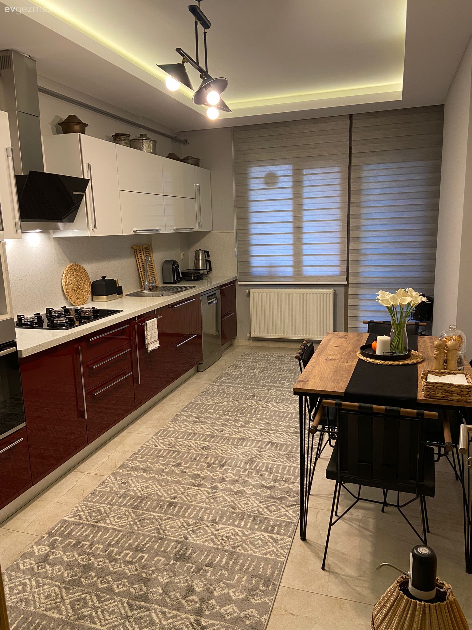 Mutfak, Beyaz, Bordo, Siyah, Mutfak masası, Sandalye, Mutfak halısı, Mutfak perdesi, Mutfak tezgahı, Mutfak tezgah arası, Davlumbaz, Mutfak Avize Modelleri