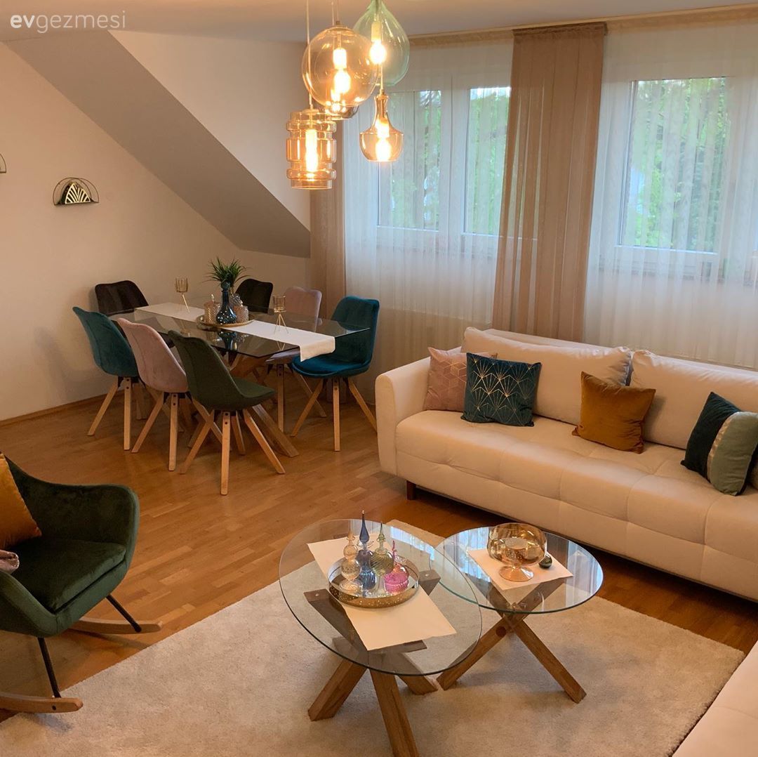 Ev Gezmesi: Canlı Renkleriyle İçleri Isıtan Bir Salon Dekoru