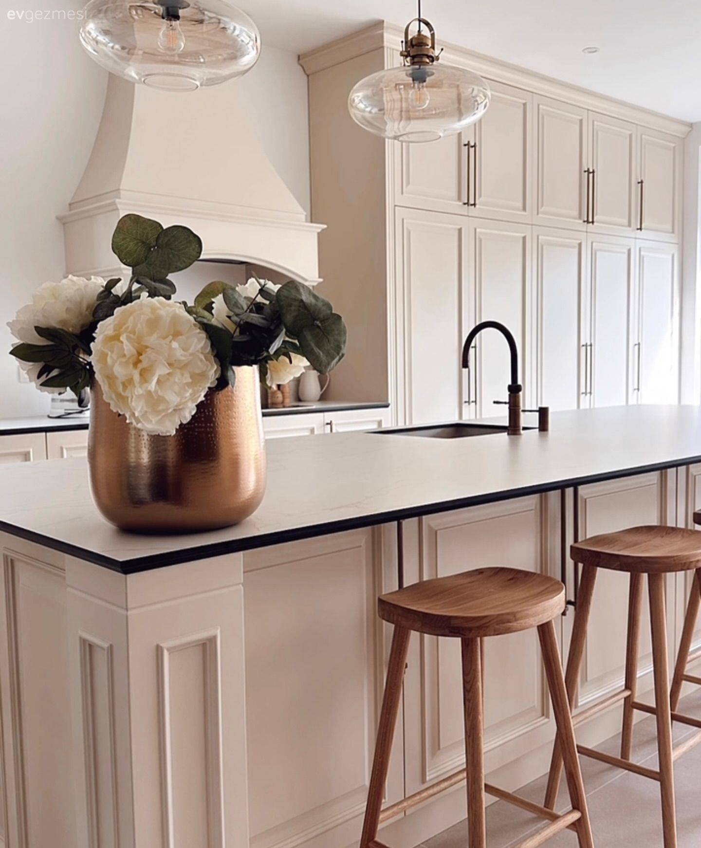 Cam Kapaklı Dolaplar Mutfağın Estetiğine Katkı Sağlamış!