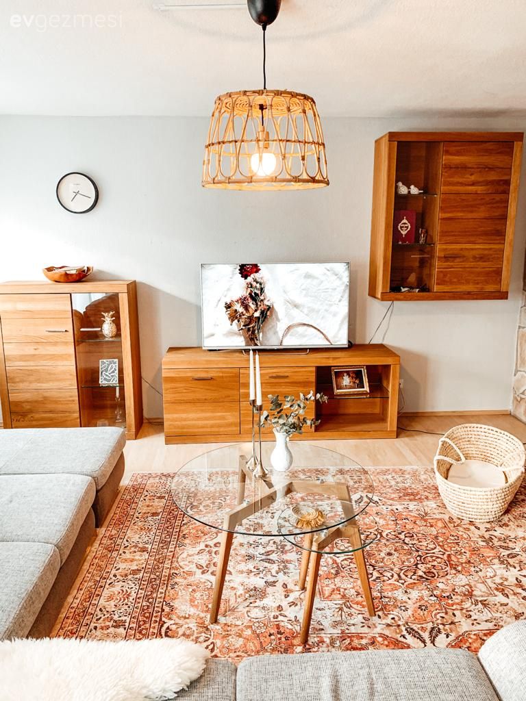 Salon, Kahverengi, Krem, Bej, Beyaz, Ahşap Mobilya, Hasır avize, Tv ünitesi, Dolap, Köşe koltuk, Koltuk takımı, Halı, Turuncu, Cam orta sehpa, Orta sehpa, Hasır sepet, Rustik