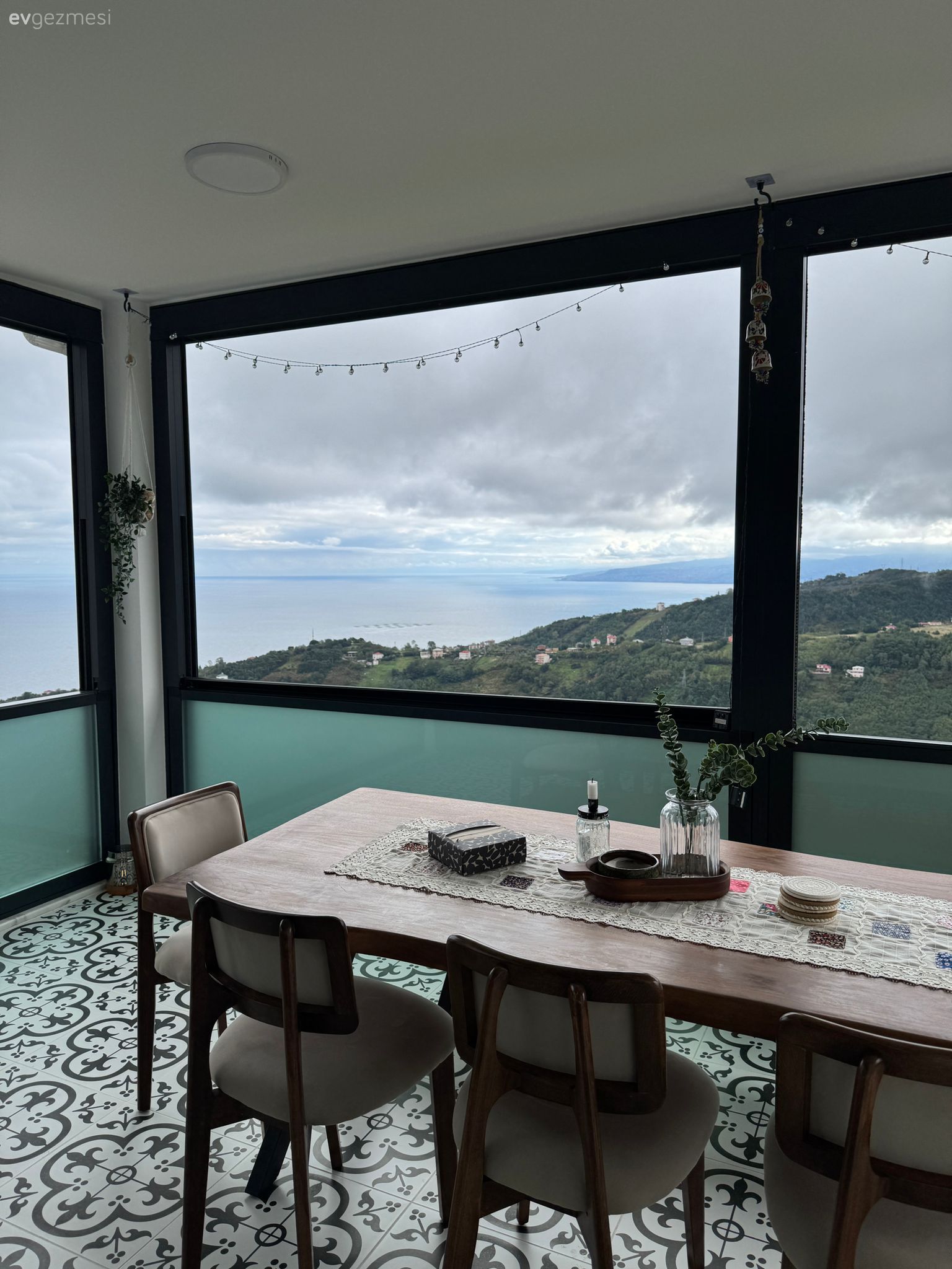 Manzaraya Saygı Duruşu: Trabzon'da Ege Ruhuna Sahip Köy Evi