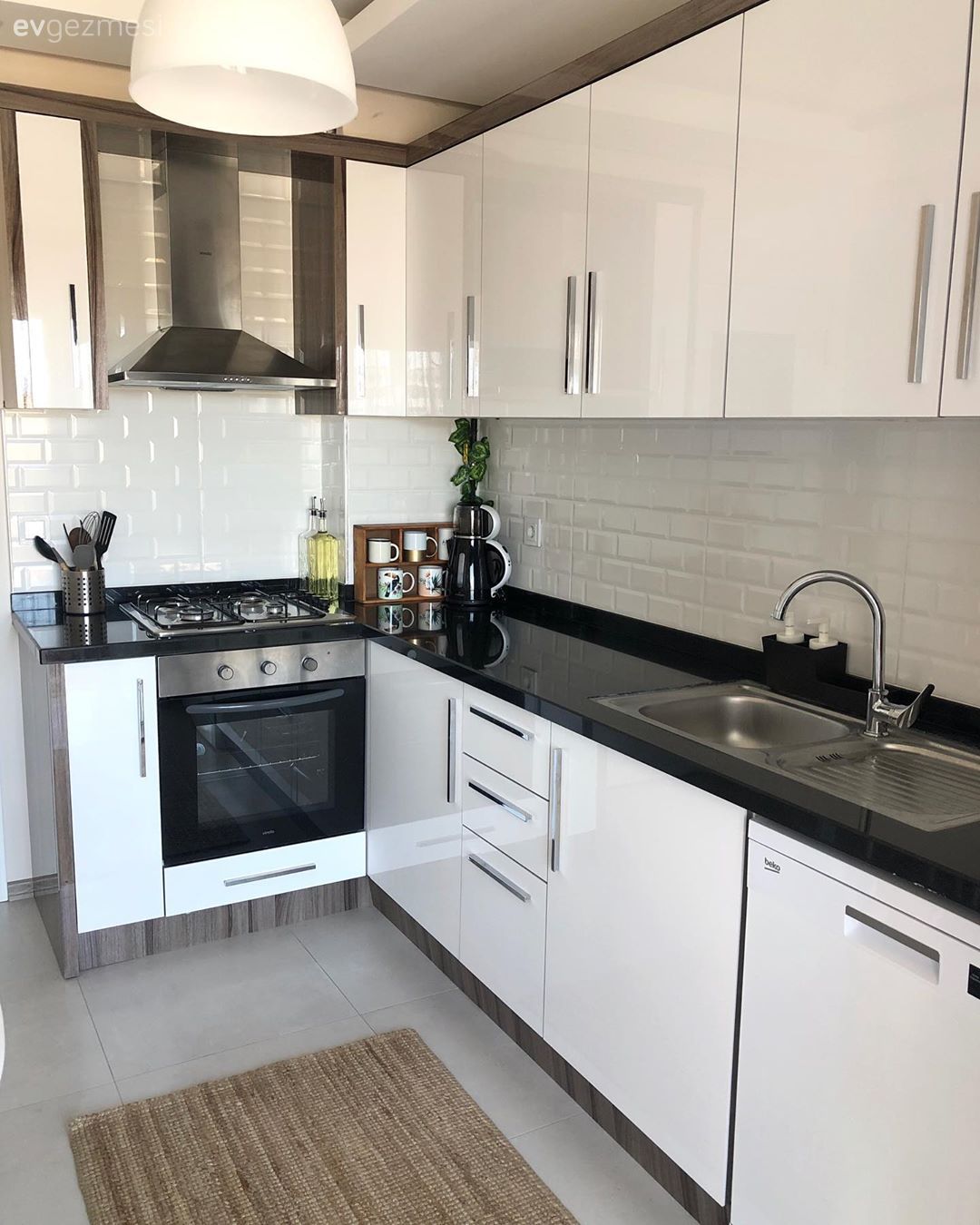 Mutfak, Beyaz mutfak, Siyah, Siyah tezgah, Mutfak tezgahı, Mutfak tezgah arası, Metro seramik, Seramik, Jüt halı, Halı, Mutfak Avize Modelleri