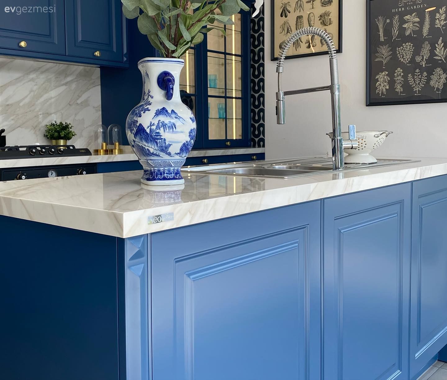 Maviye Gönlünü Kaptırmış Bu Mutfak Ne Sıradan Ne Absürt!