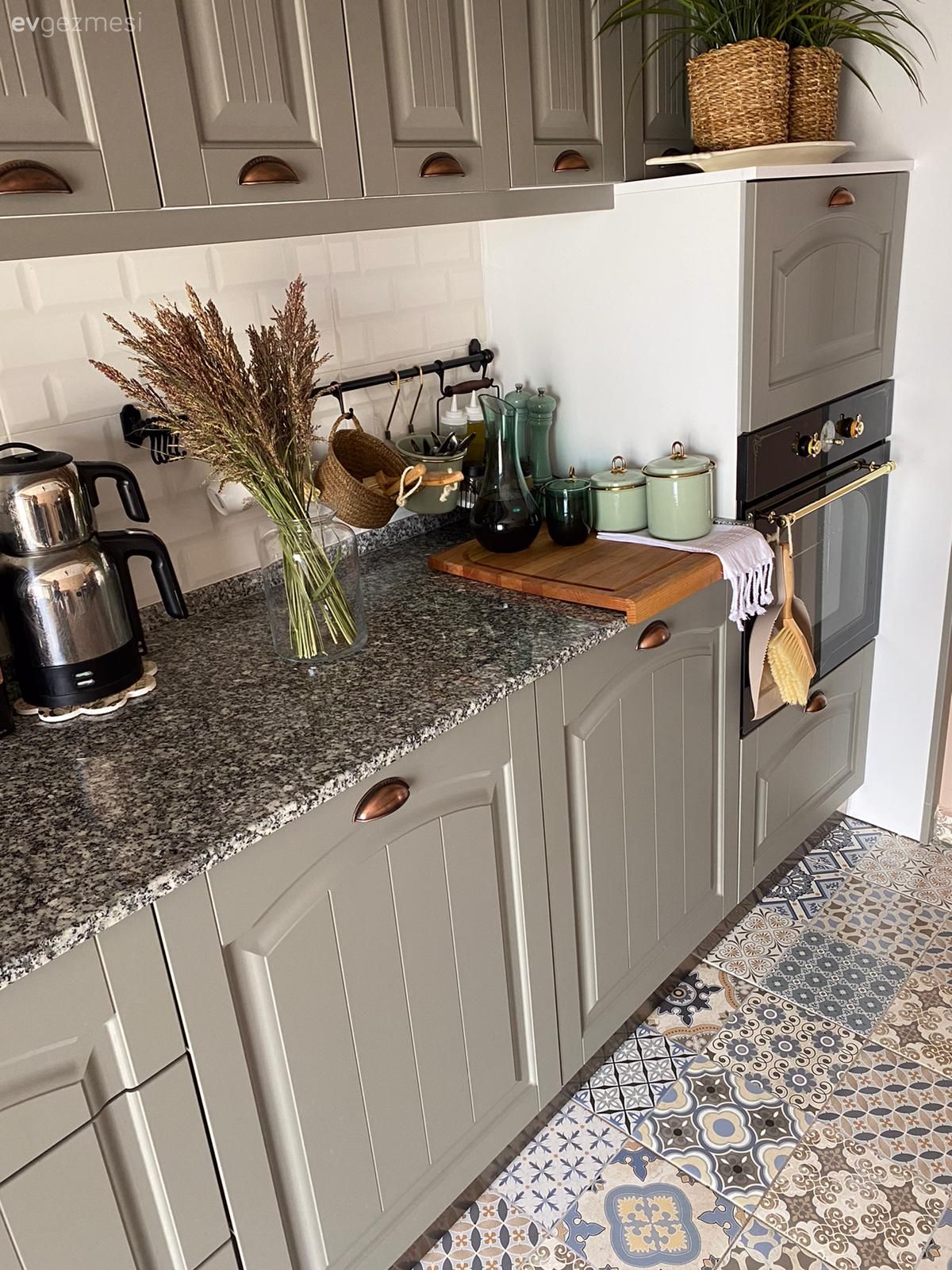 Gri mutfak, Shaker kapaklı dolaplar, Mutfak, Mutfak tezgahı, Mutfak tezgah arası, Metro seramik, Seramik, Tezgah arası seramik, Ankastre, Mutfak aksesuarları, Mutfak zemin seramikleri