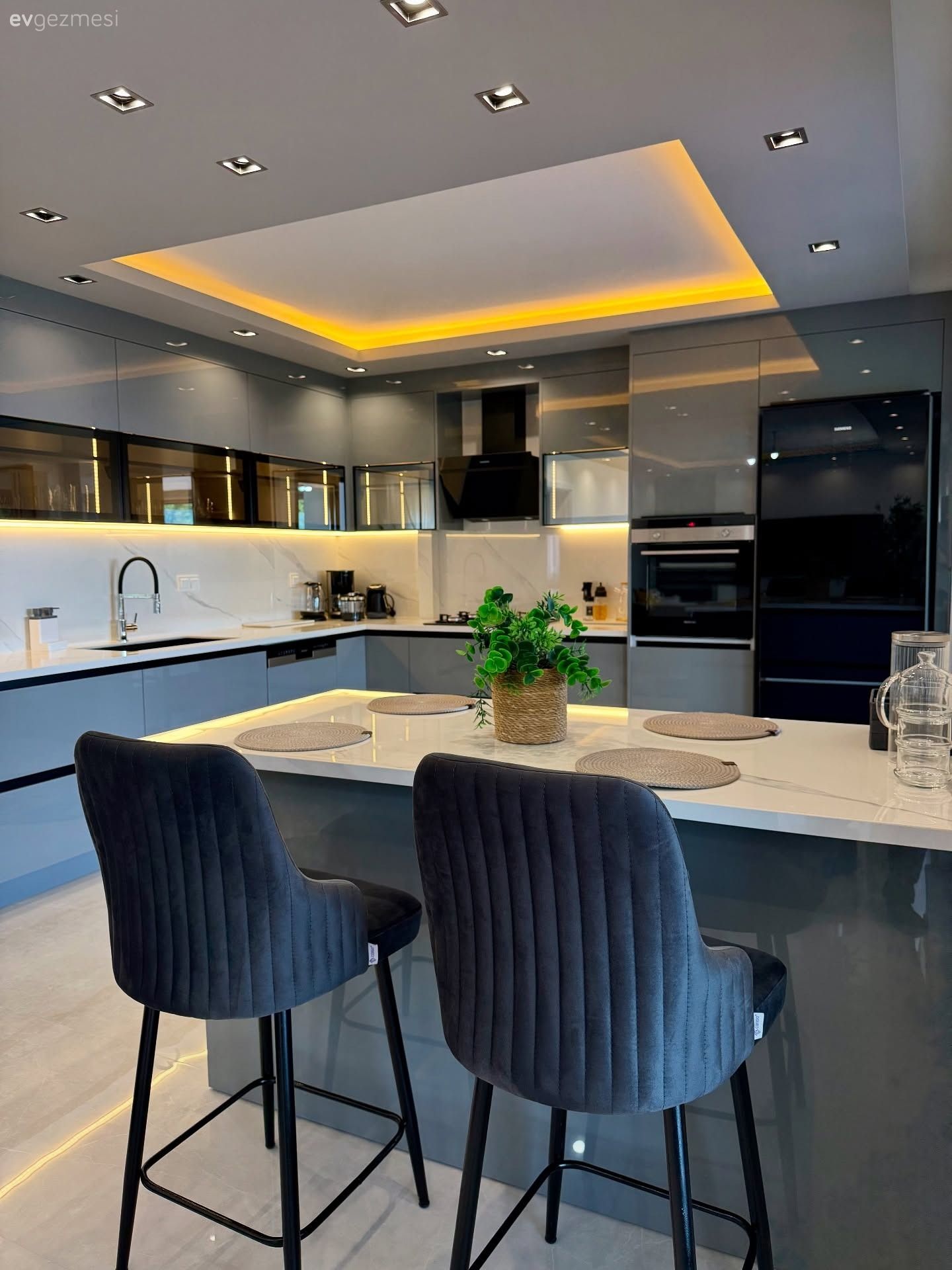 Bu Açık Mutfakta Modern Tarza Göz Kırpan Çok Parça Var