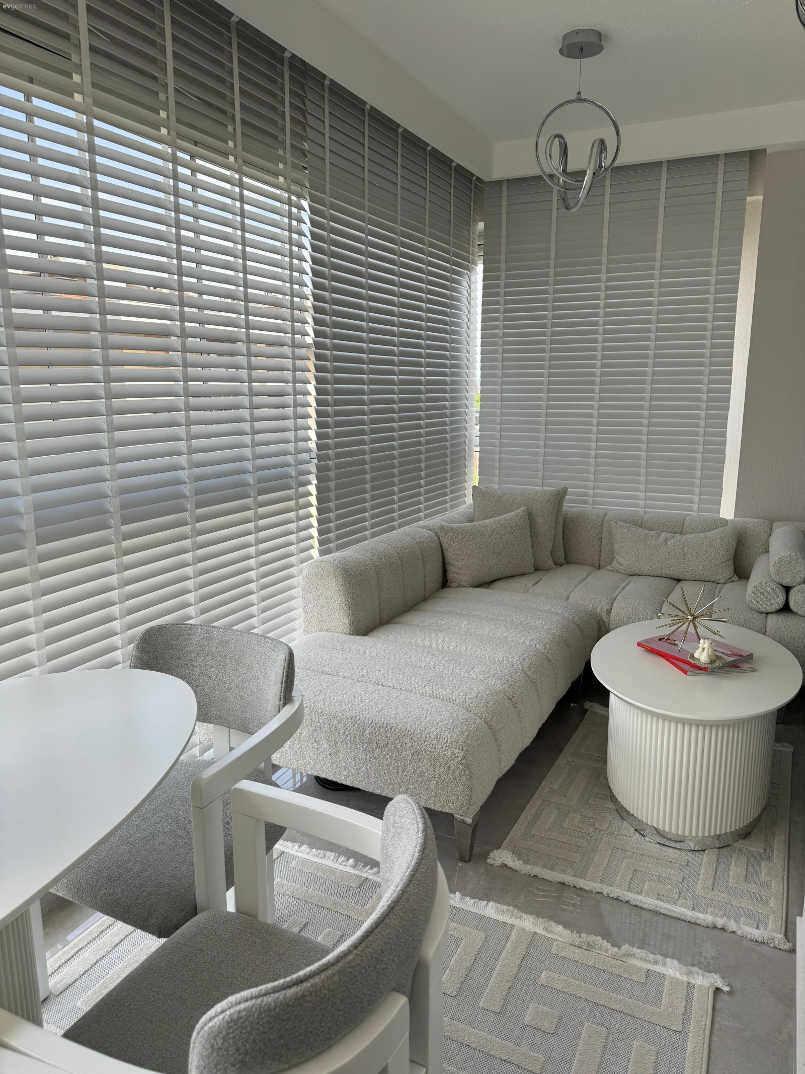 Bu İzmir Evinde Modern Stil Aynalar Eşliğinde Seviliyor!