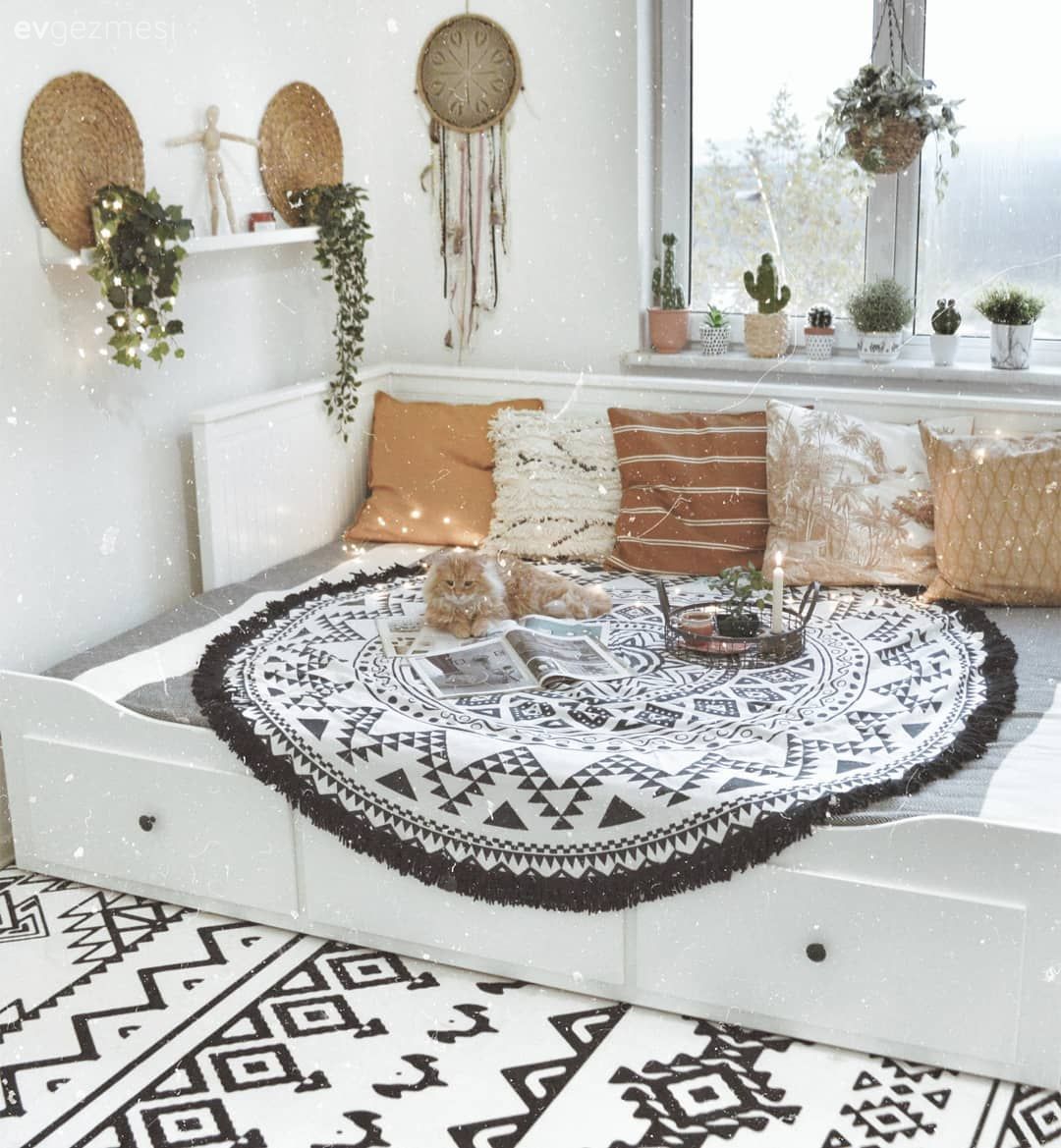 Oturma Odası, Sedir, Beyaz, Gri, Siyah, Kahverengi, Kırlent, Ev tekstili, Duvar rafı, Duvar dekorasyonu, Ev bitkisi, Hasır, Geometrik desen, Desenler, Halı