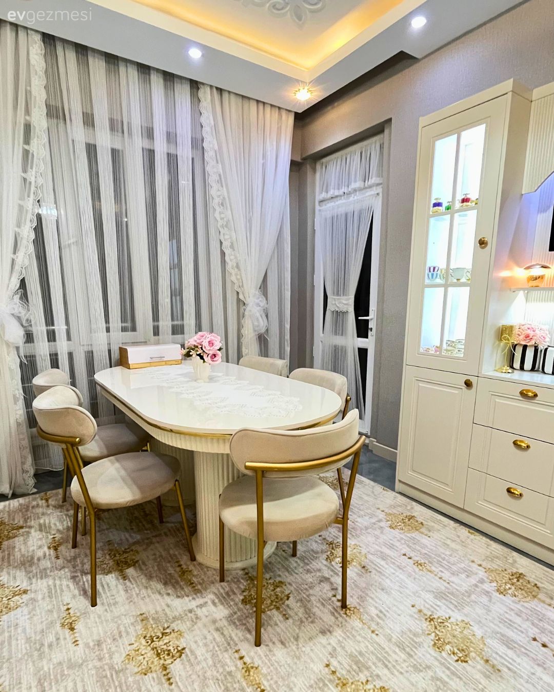 Kahve köşesi, Beyaz, Krem, Cam kapaklı dolap, Shaker kapaklı dolaplar, Mutfak, Led aydınlatma, Aydınlatma, Sandalye, Mutfak sandalyesi, Mutfak aksesuarları, Spot aydınlatma, Mutfak tülü, Mutfak perdesi, Mutfak masası, Mutfak halısı