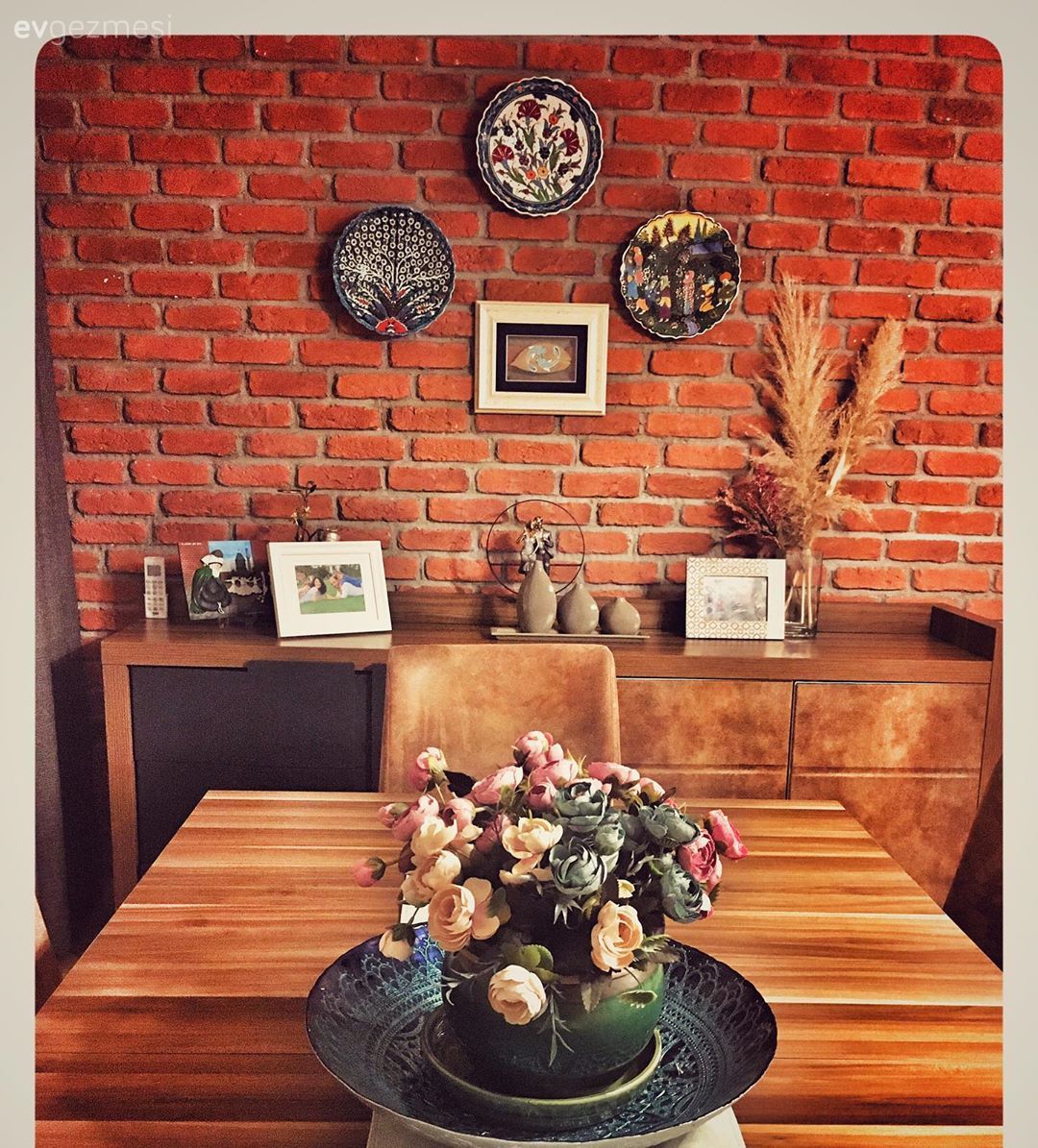 Tuğla duvar, Ahşap Mobilya, Yemek Odası, Yemek masası, Sandalye, Vazo, Ev Aksesuar, Duvar dekorasyonu, Konsol, Konsol üzeri dekoratif objeleri, Pampas otu, Çerçeve