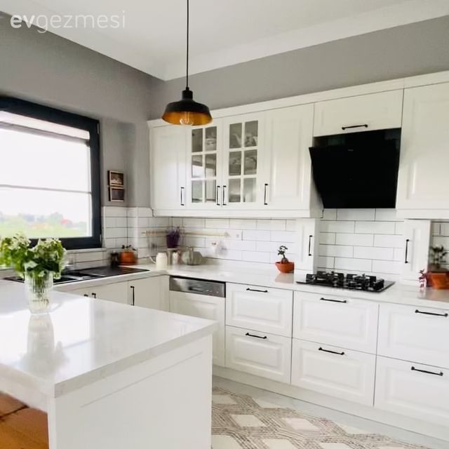 Mutfak, Beyaz, İskandinav, Amerikan Mutfak, Beyaz mutfak, U-tipi mutfak, Mutfak tezgahı, Mutfak tezgah arası, Tezgah arası seramik, Mutfak Avize Modelleri, Mutfak halısı, Davlumbaz