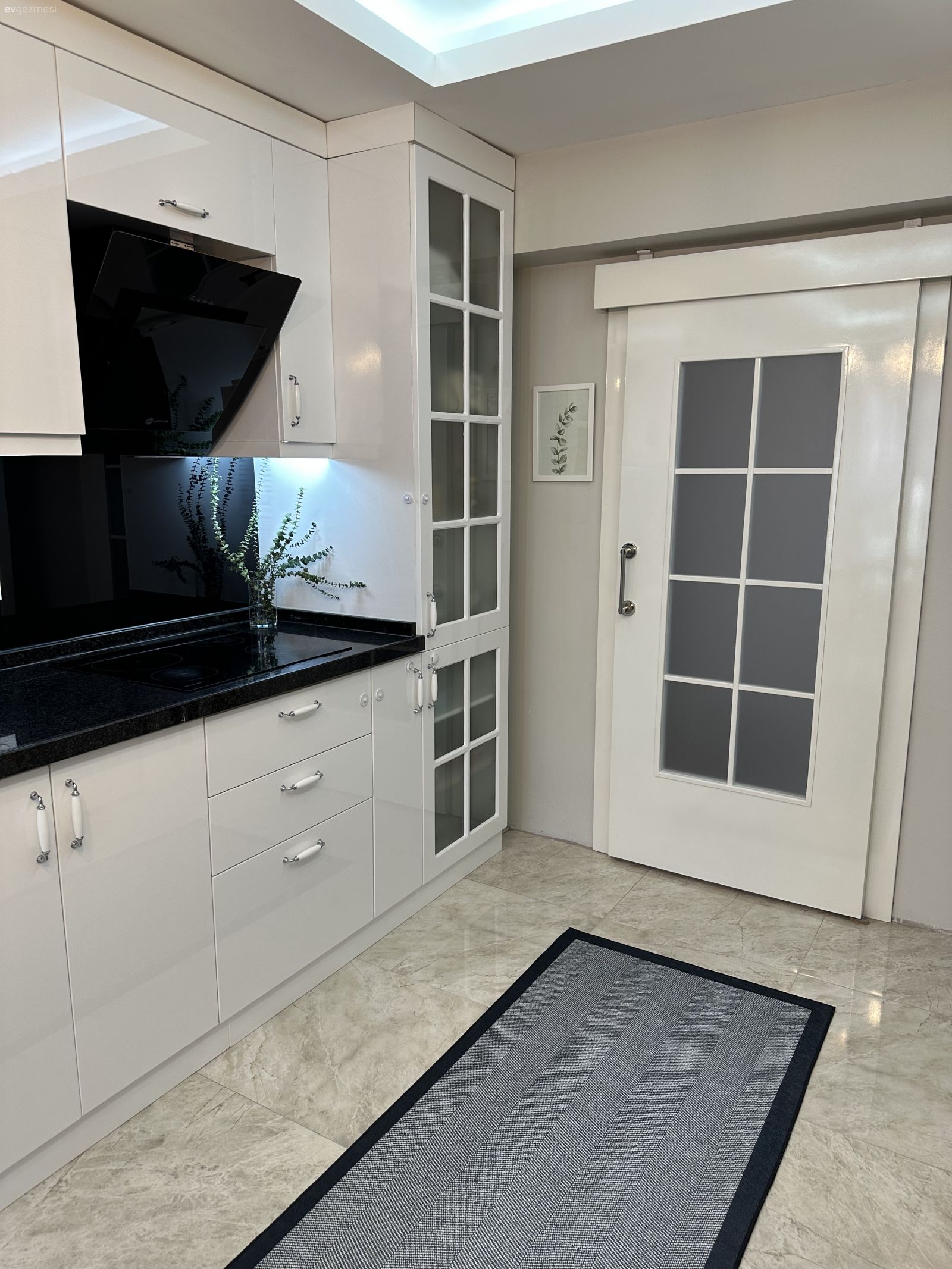 Beyaz, Siyah, Mutfak tezgahı, Mutfak, Siyah tezgah, Mutfak halısı, Gri