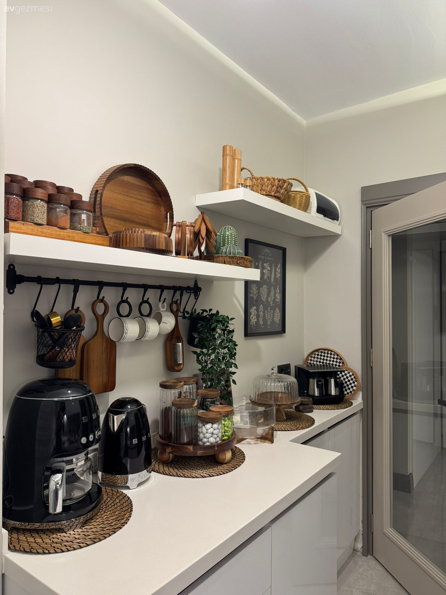 Kahve köşesi, Mutfak rafı, Mutfak