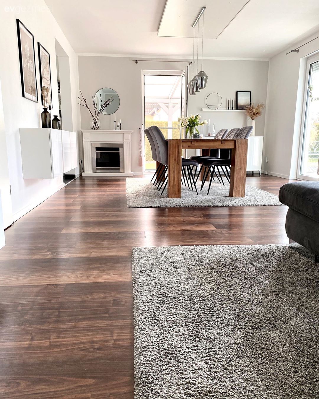 Bu Havadar Evin İçinde Açık Renkler Ahşaplarla Yoğrulmuş