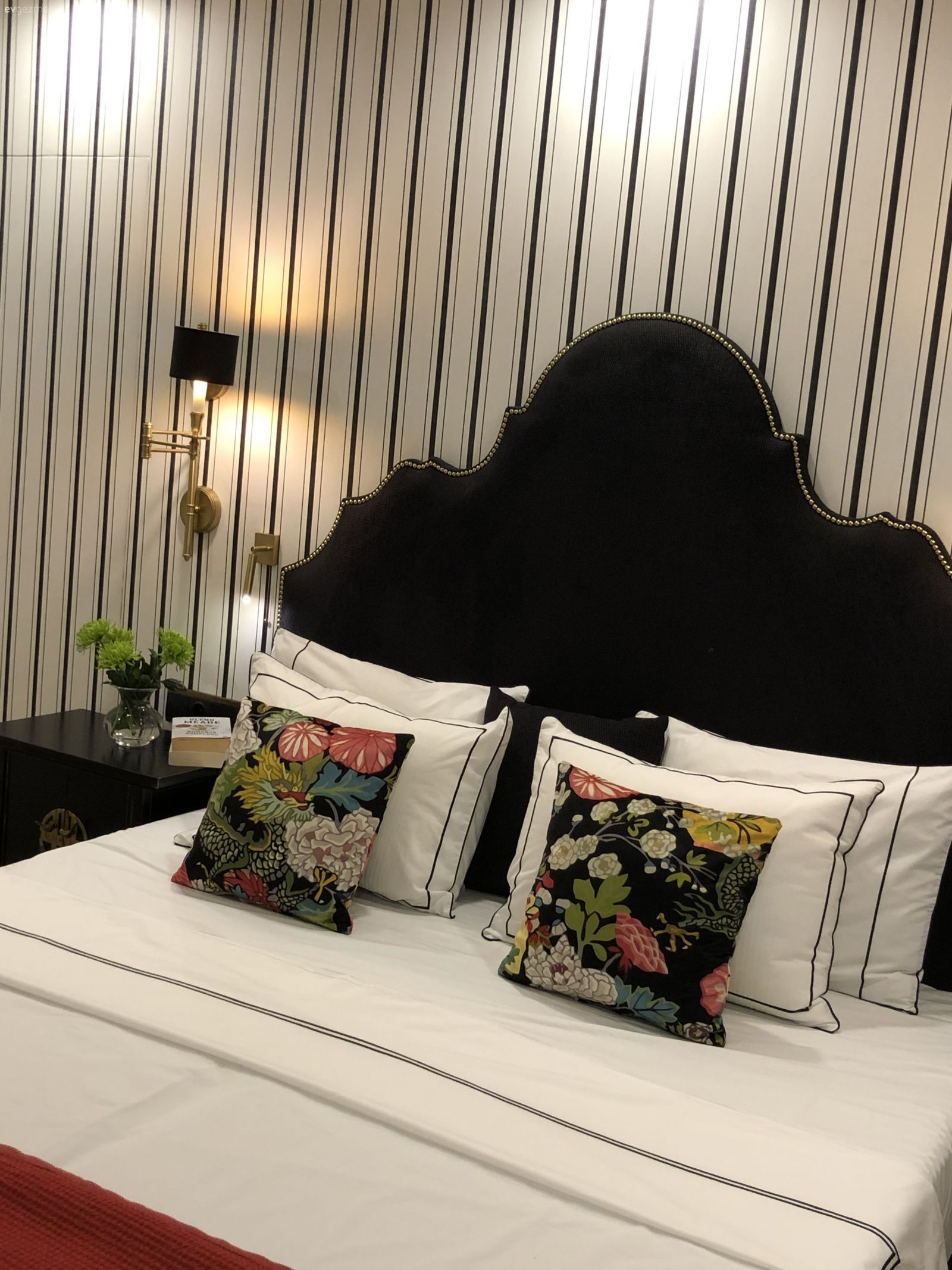 Kırmızıyı Seven Bu Deniz Manzaralı Evde Her Köşe Adeta Bir Sanat Eseri!