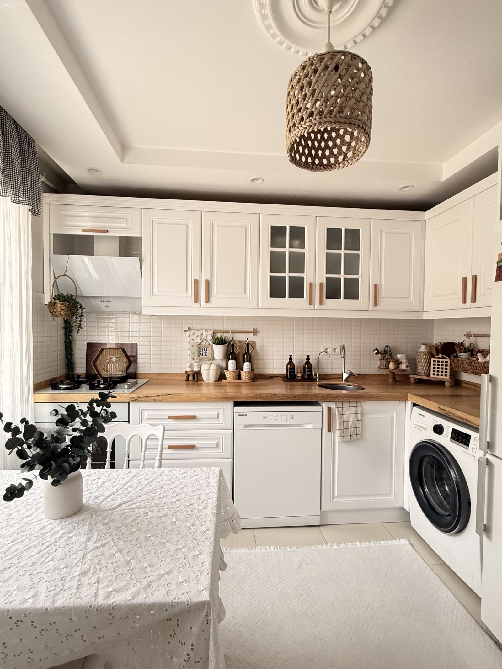 Bu İki Katlı Evde Modern ve Country Esintiler Karışmış