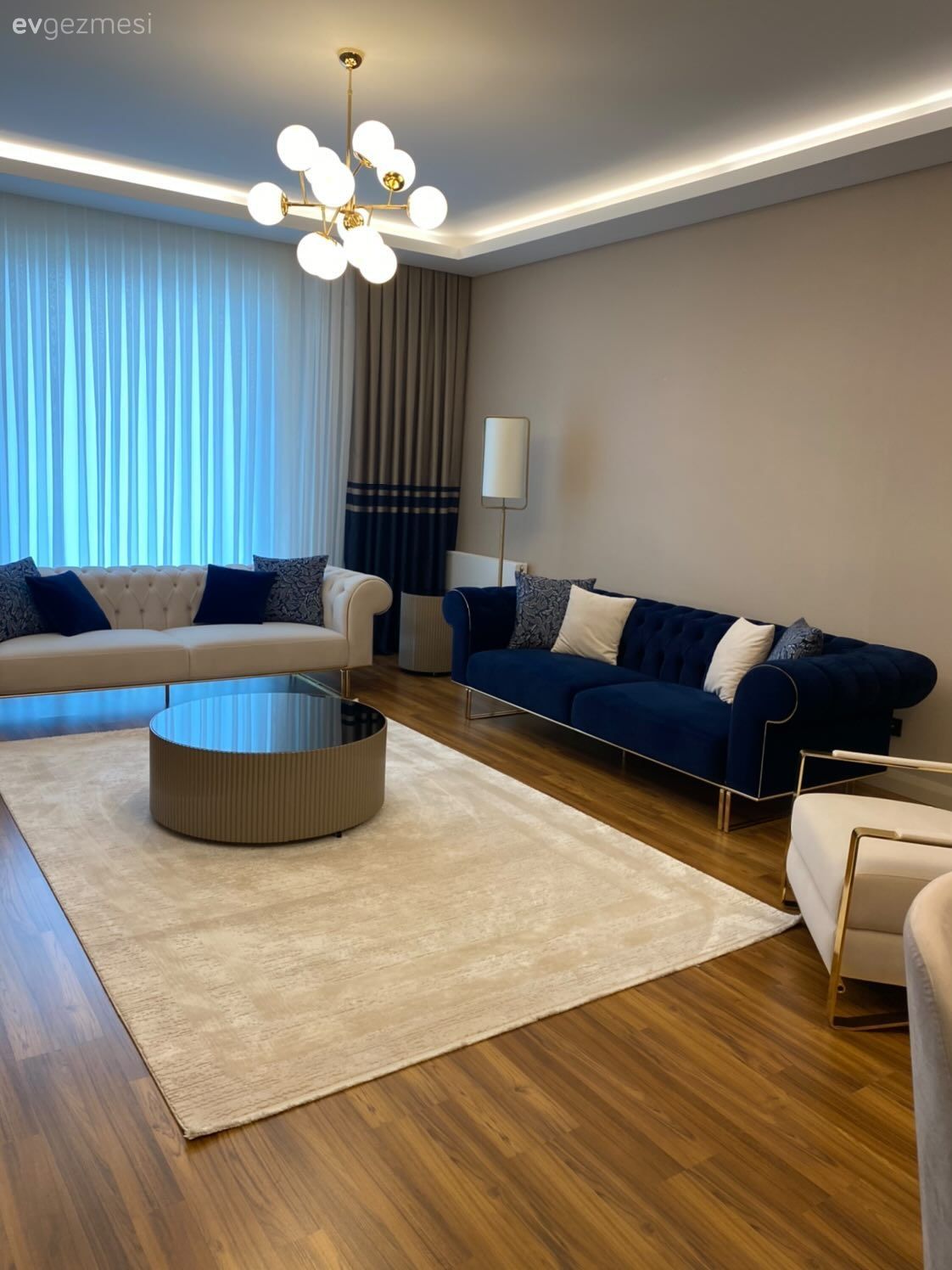 Salon, Modern, Art deko, Beyaz koltuk, Beyaz, Parlament mavisi, Altın, Vizon, Gri, Fon perde, Perde, Tül perde, Koltuk takımı, Halı, Salon halısı, Orta sehpa, Sehpa, Berjer, Avize, Aydınlatma, Salon avizesi