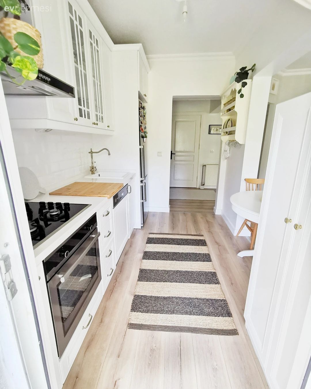 Mutfak, Country, İskandinav, Beyaz ve ahşap mutfak, Beyaz, Mutfak tezgahı, Mutfak tezgah arası, Tezgah arası seramik, Mutfak halısı, Mutfak rafı, Mutfak masası, Sandalye, Mutfak perdesi, Mutfak aksesuarları